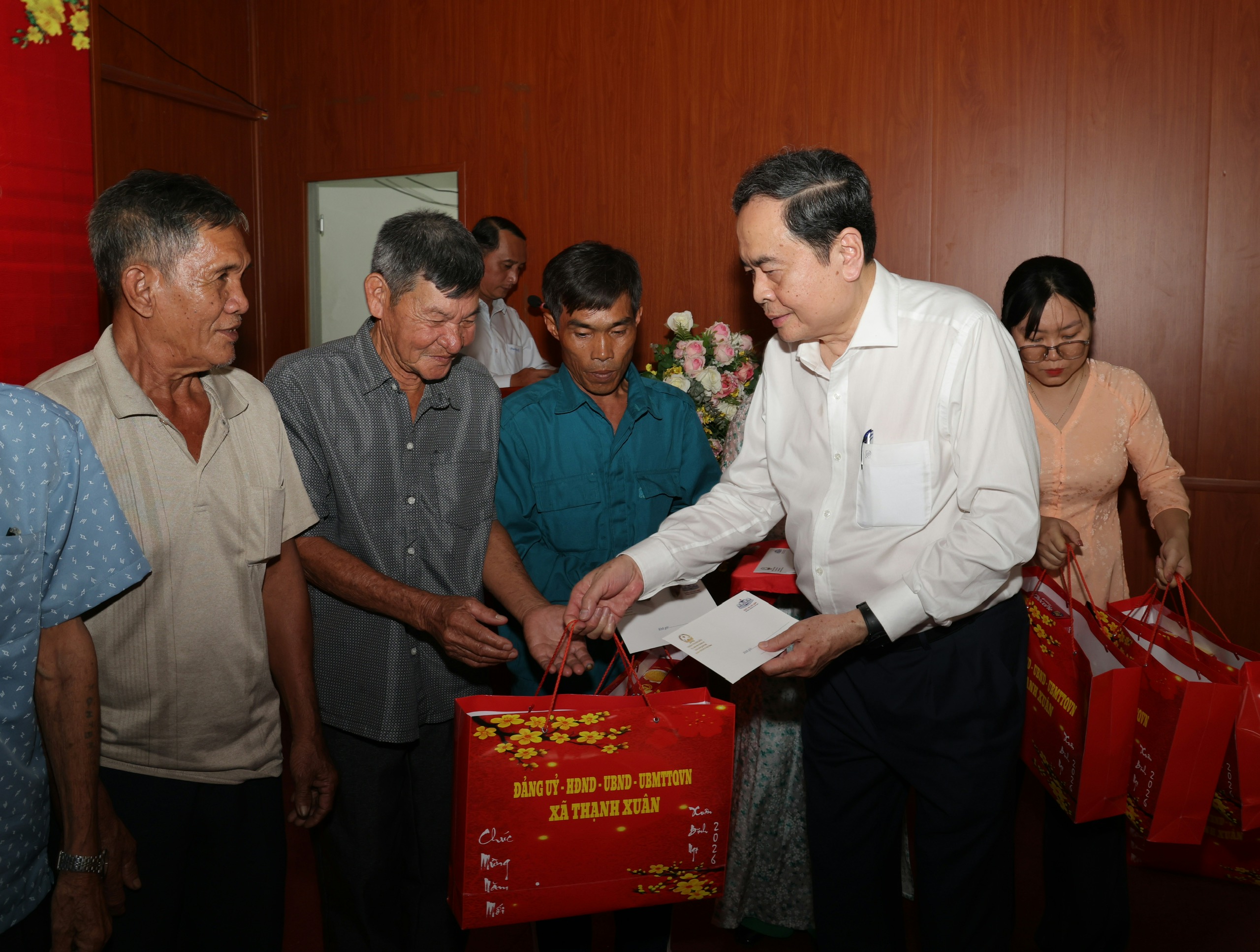 Chủ tịch Quốc hội Trần Thanh Mẫn tặng quà tết người dân xã Thạnh Xuân, Cần Thơ- Ảnh 1.