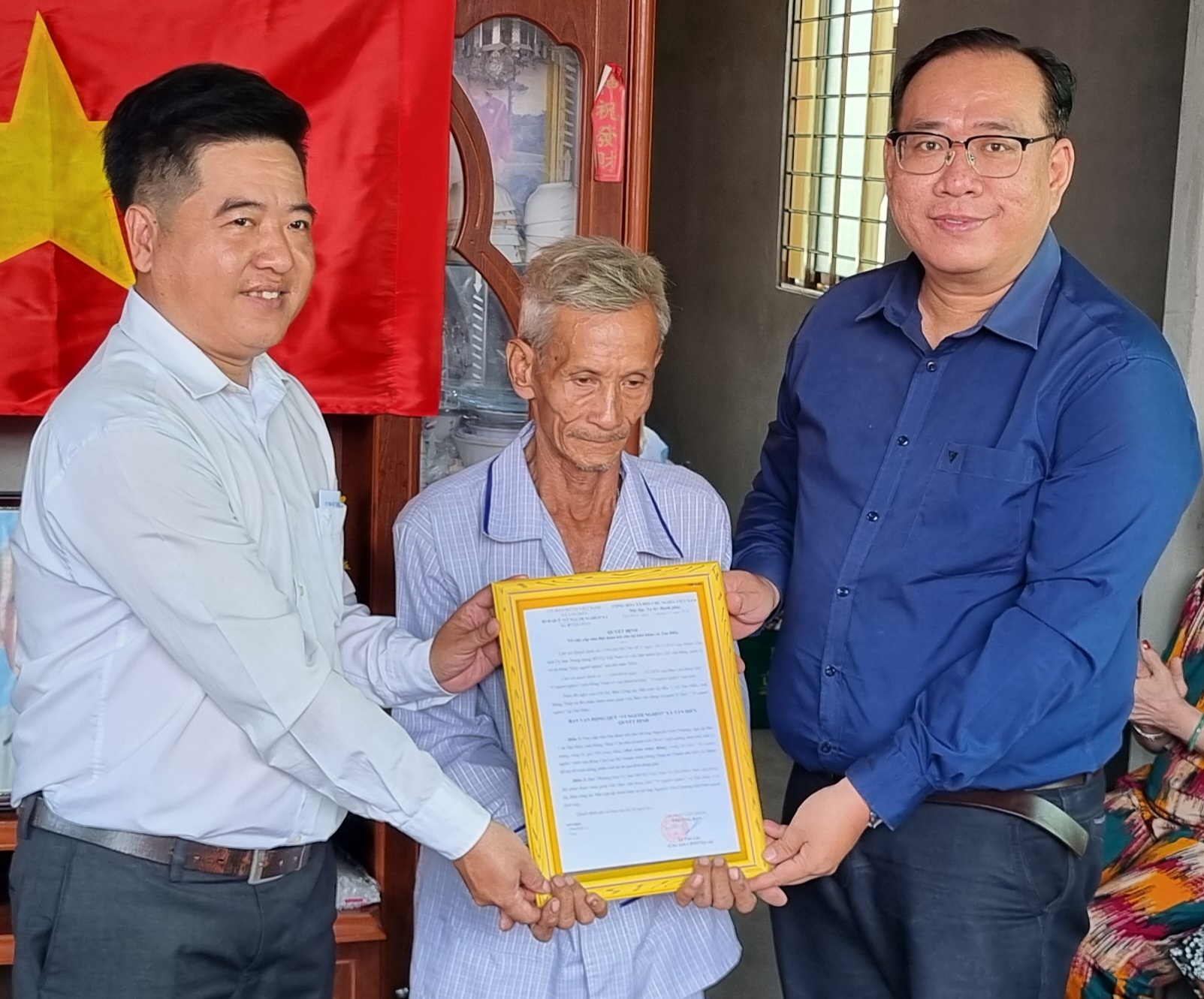 Giáp Tết Bính Ngọ, doanh nhân trao tặng nhà đại đoàn kết ở xã ven biển tỉnh Đồng Tháp - Ảnh 1.