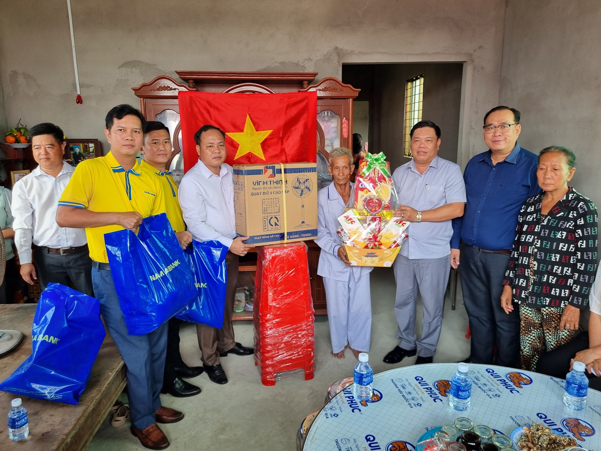 Giáp Tết Bính Ngọ, doanh nhân trao tặng nhà đại đoàn kết ở xã ven biển tỉnh Đồng Tháp - Ảnh 2.