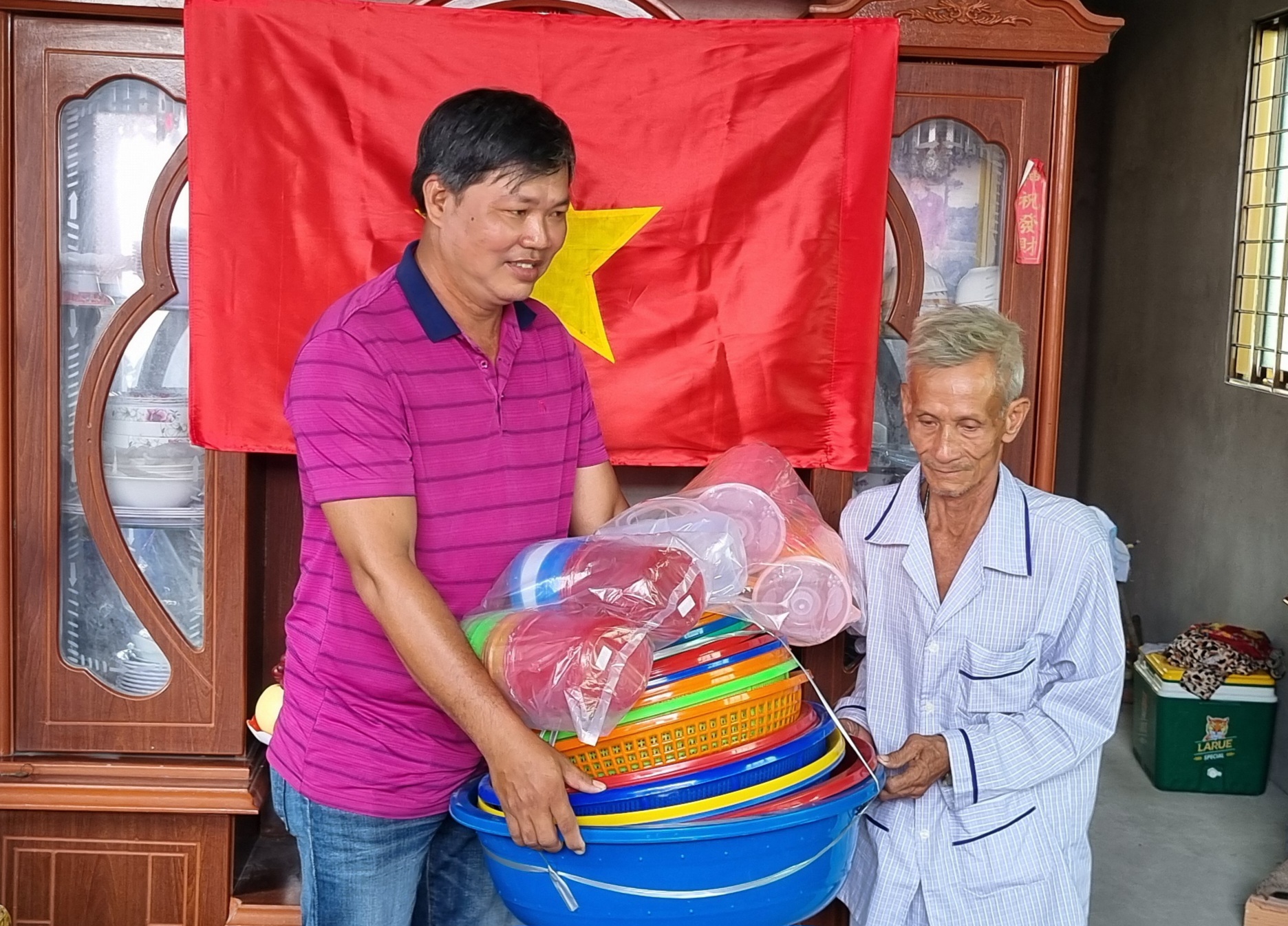 Giáp Tết Bính Ngọ, doanh nhân trao tặng nhà đại đoàn kết ở xã ven biển tỉnh Đồng Tháp - Ảnh 3.