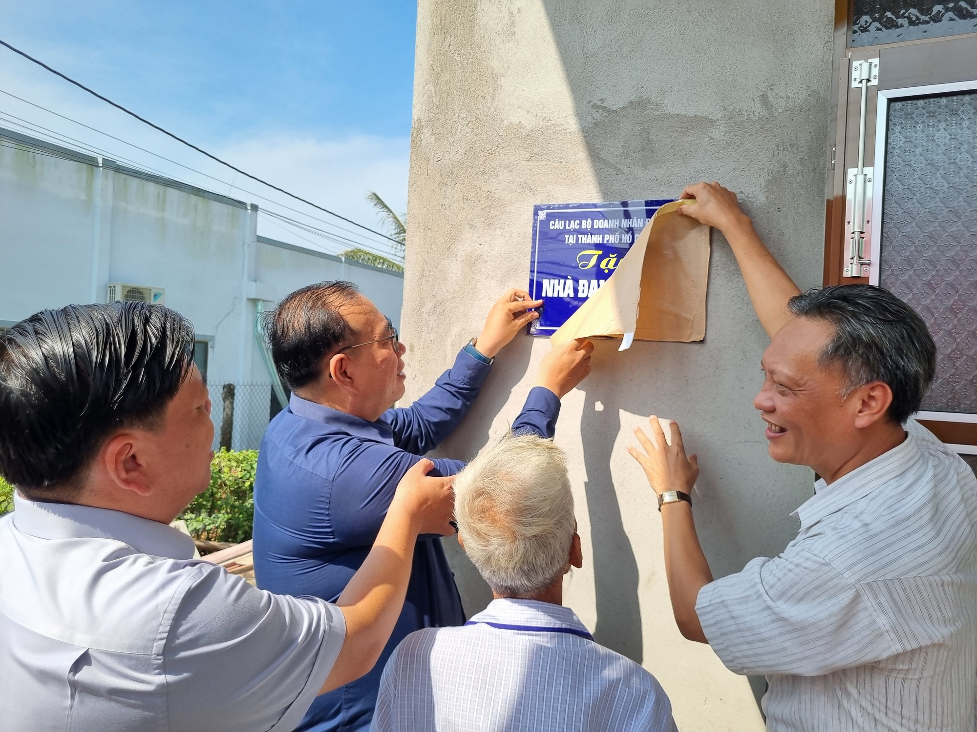 Giáp Tết Bính Ngọ, doanh nhân trao tặng nhà đại đoàn kết ở xã ven biển tỉnh Đồng Tháp - Ảnh 4.