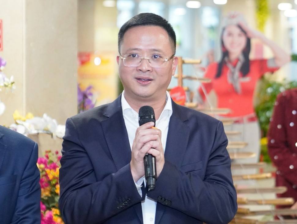 Cục trưởng Cục Hàng không thăm, chúc Tết bà con ngay tại sân bay Tân Sơn Nhất- Ảnh 2.