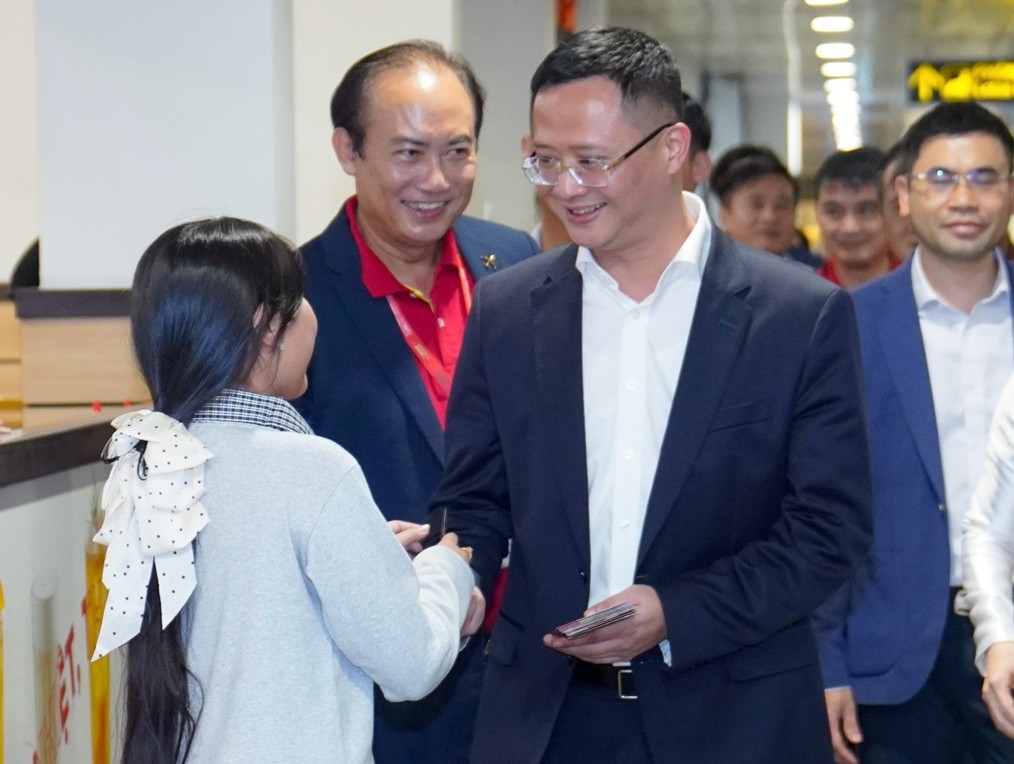 Cục trưởng Cục Hàng không thăm, chúc Tết bà con ngay tại sân bay Tân Sơn Nhất- Ảnh 3.