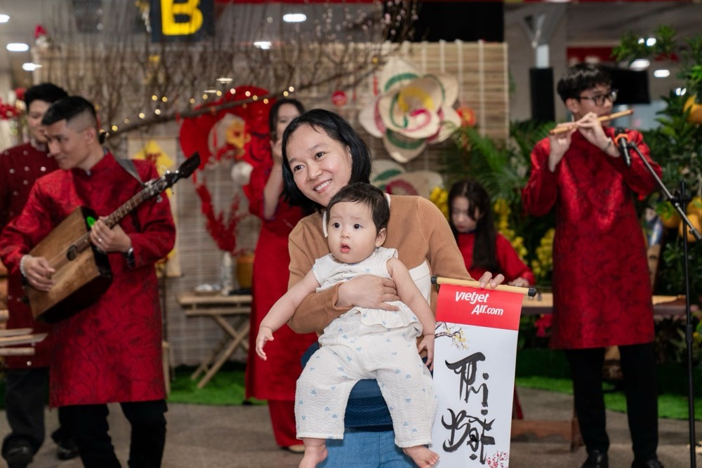 Cục trưởng Cục Hàng không thăm, chúc Tết bà con ngay tại sân bay Tân Sơn Nhất- Ảnh 6.