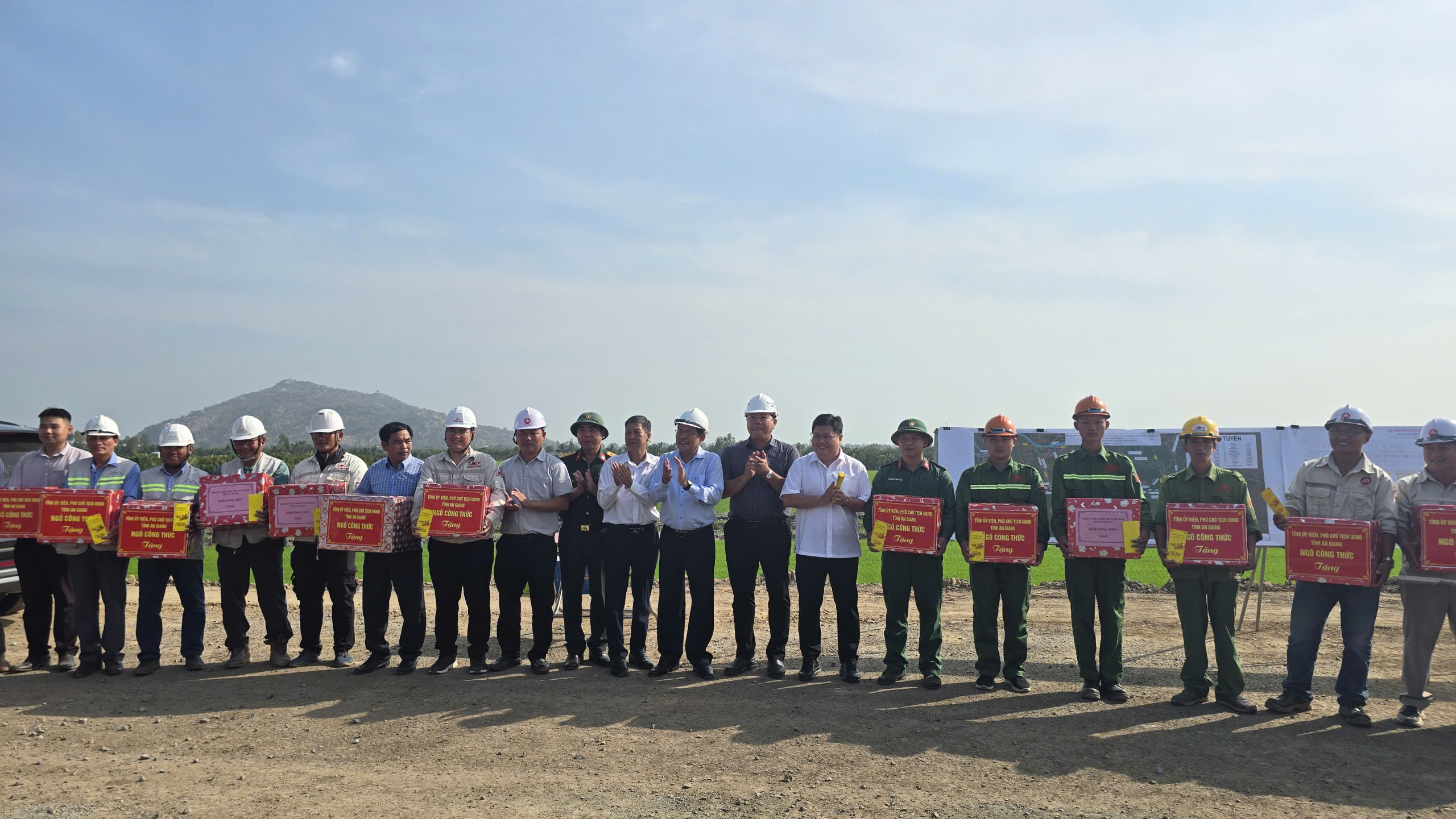 Cao tốc Châu Đốc – Cần Thơ – Sóc Trăng: Hơn 200 người làm việc xuyên Tết - Ảnh 2.