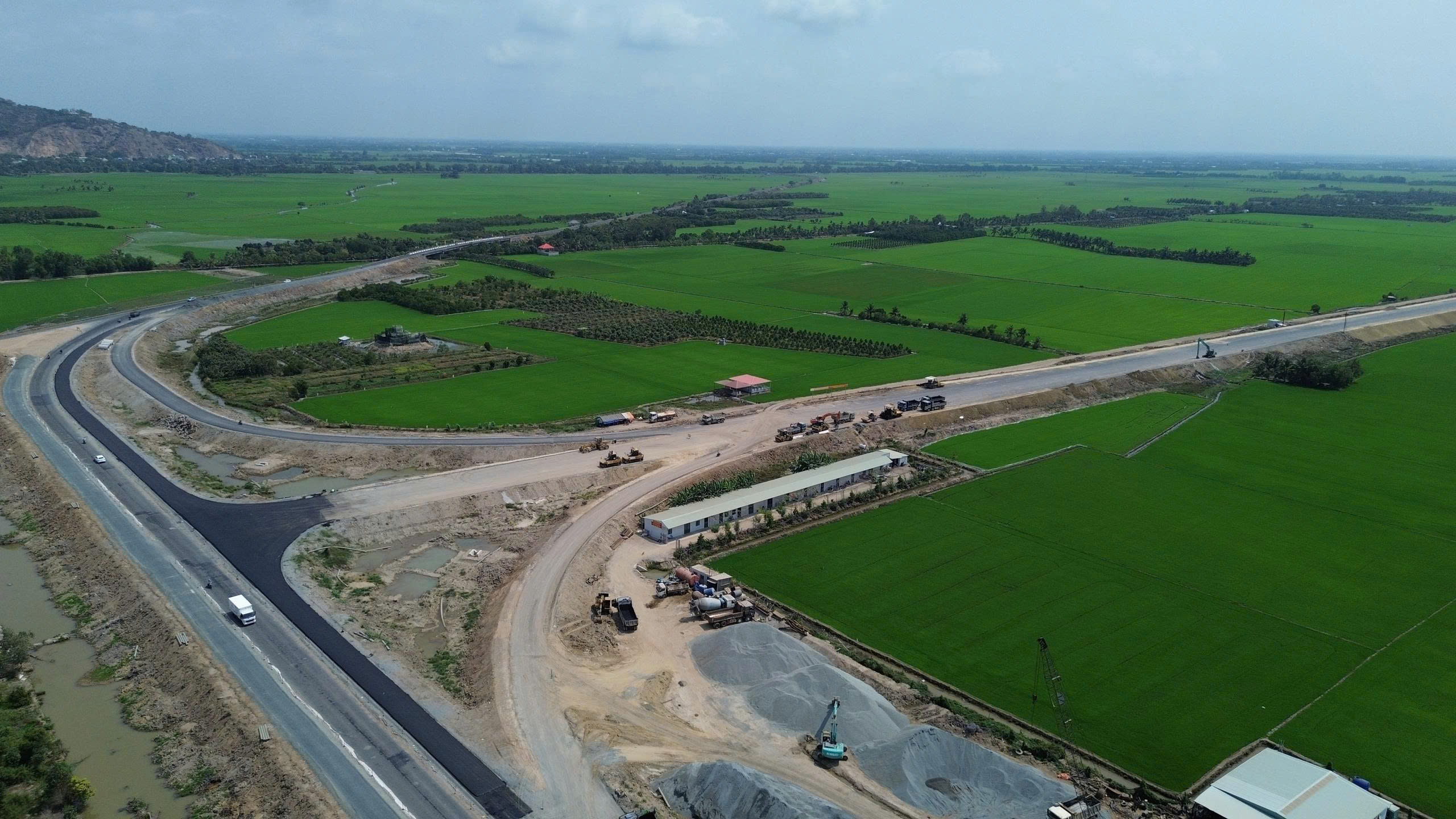 Cao tốc Châu Đốc – Cần Thơ – Sóc Trăng: Hơn 200 người làm việc xuyên Tết - Ảnh 4.