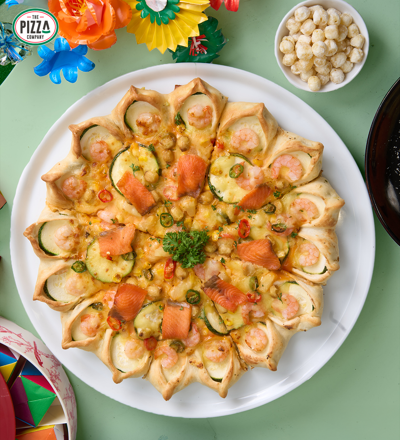 ‘Mở pizza là thấy Tết’: Khi sen Huế bước vào trải nghiệm pizza hiện đại - Ảnh 2.