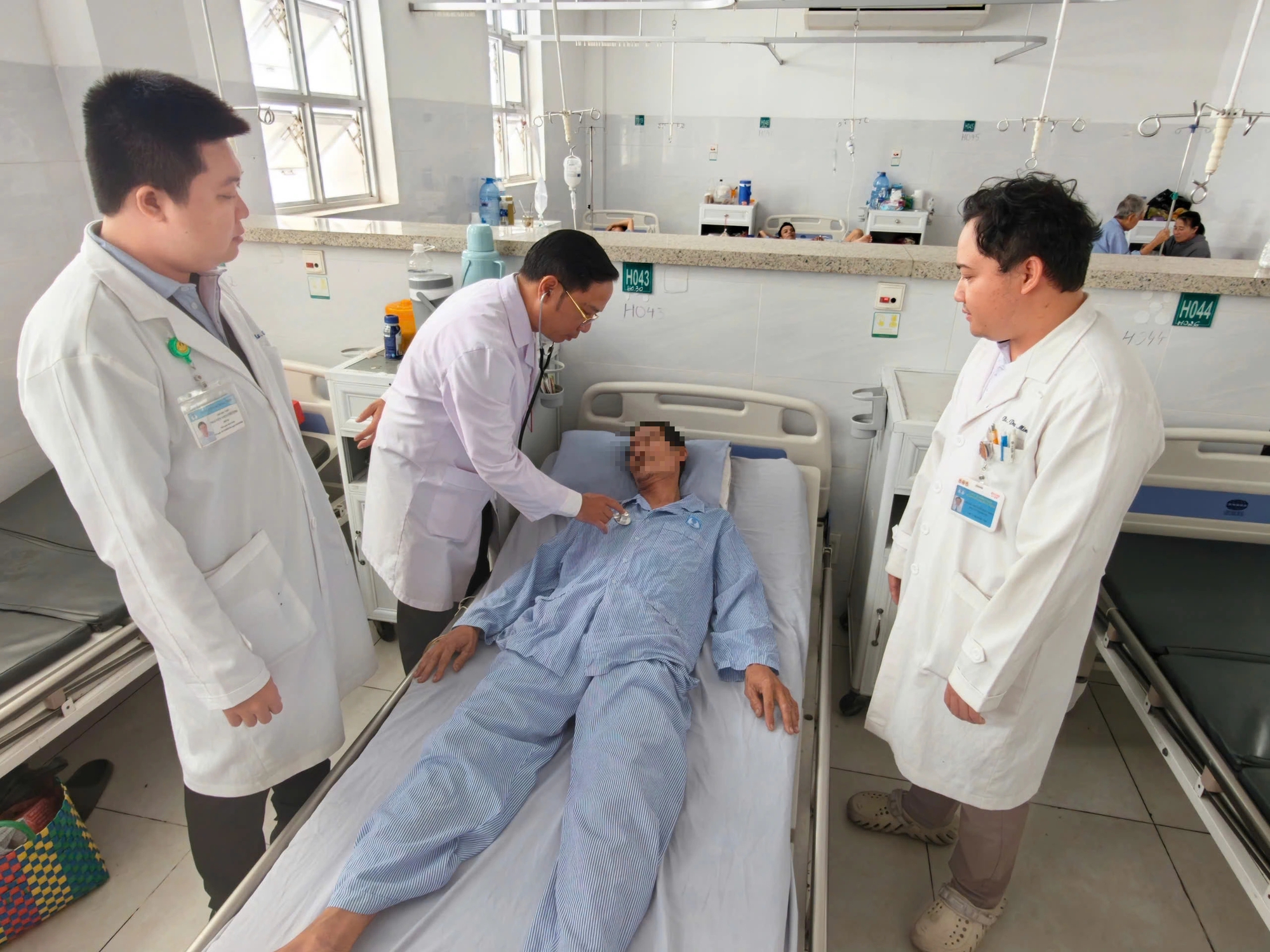 - Ảnh 1. Sửa Mái Tôn Giúp Hàng Xóm, Người Đàn Ông Bất Ngờ Ngã Xuống Đất, Vỡ Gan - Ảnh 1.