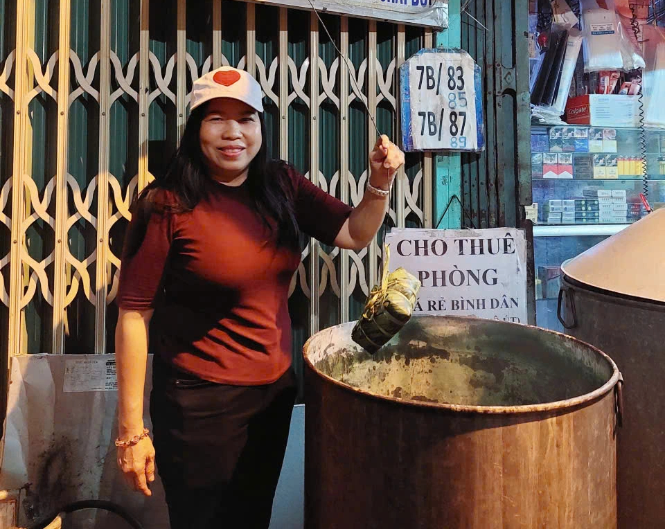 Thức trắng 4 đêm, gói hơn 800 bánh chưng 'trao tết' cho bà con khó khăn - Ảnh 9.