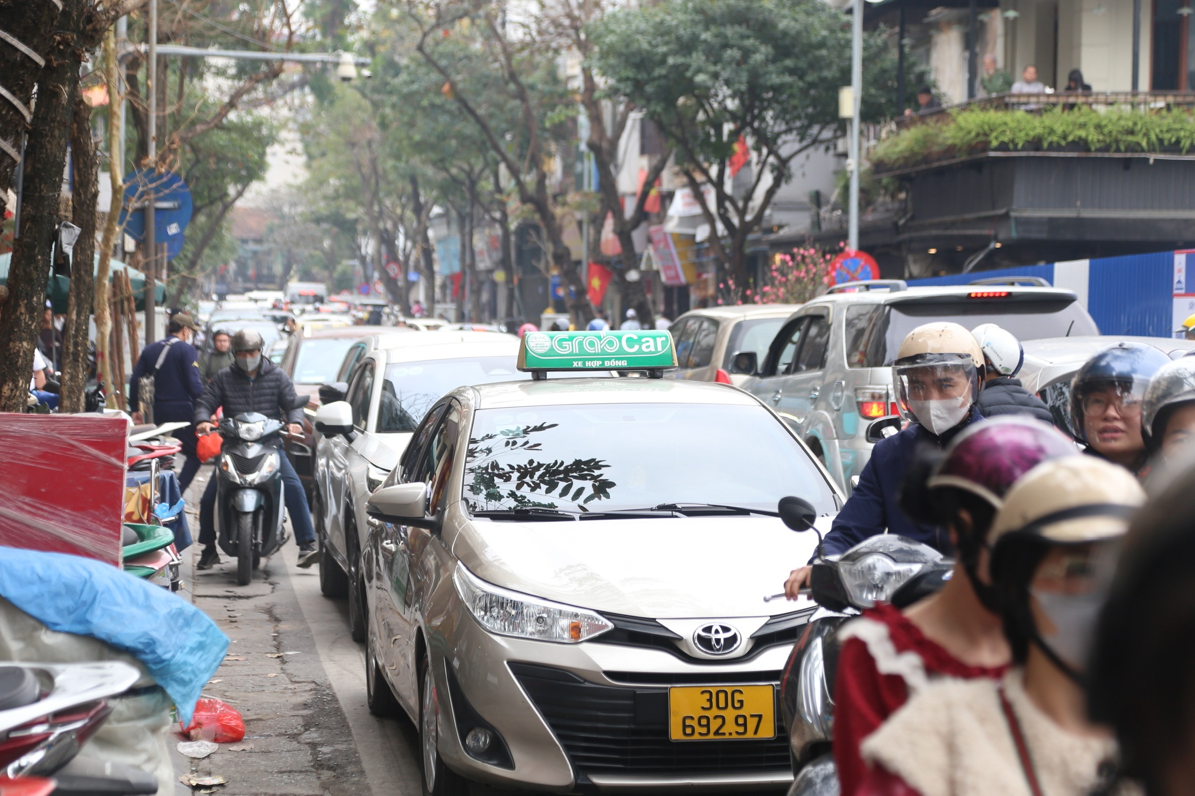 Hà Nội: Dựng 'lô cốt' xây bể ngầm cận tết, giao thông phố cổ ngột ngạt- Ảnh 3. Hà Nội: Dựng 'lô cốt' xây bể ngầm cận tết, giao thông phố cổ ngột ngạt- Ảnh 3.