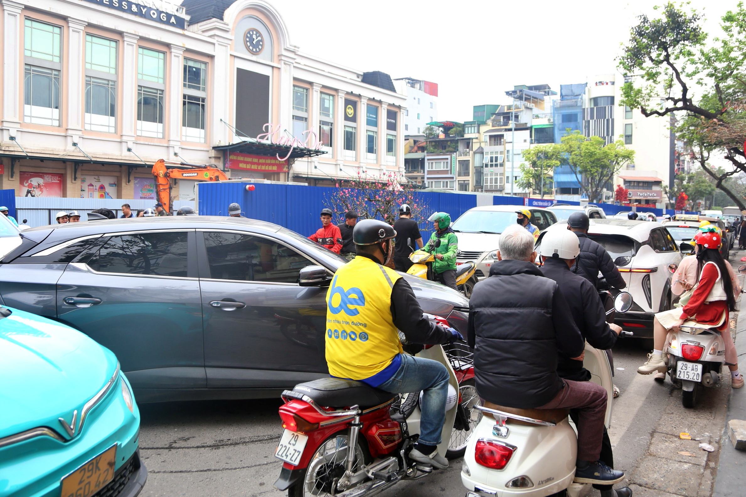 Hà Nội: Dựng 'lô cốt' xây bể ngầm cận tết, giao thông phố cổ ngột ngạt- Ảnh 1. Hà Nội: Dựng 'lô cốt' xây bể ngầm cận tết, giao thông phố cổ ngột ngạt- Ảnh 1.