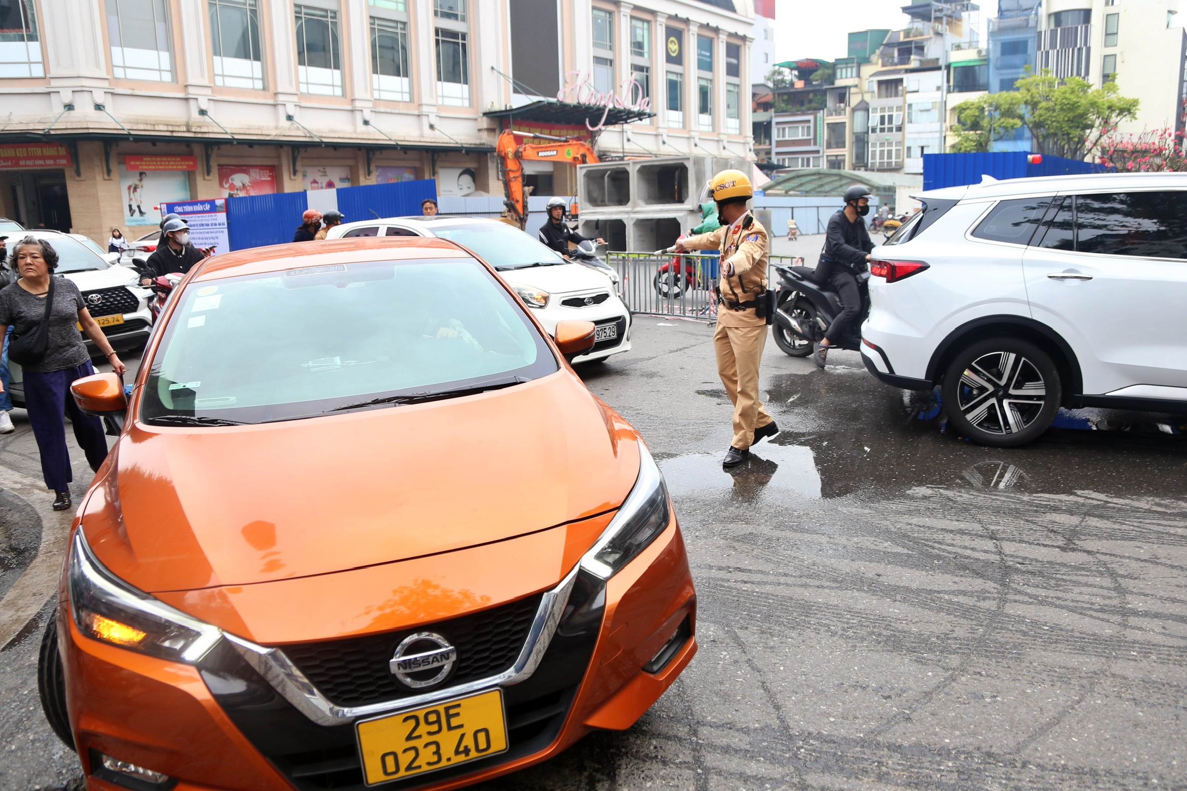 Hà Nội: Dựng 'lô cốt' xây bể ngầm cận tết, giao thông phố cổ ngột ngạt- Ảnh 8. Hà Nội: Dựng 'lô cốt' xây bể ngầm cận tết, giao thông phố cổ ngột ngạt- Ảnh 8.