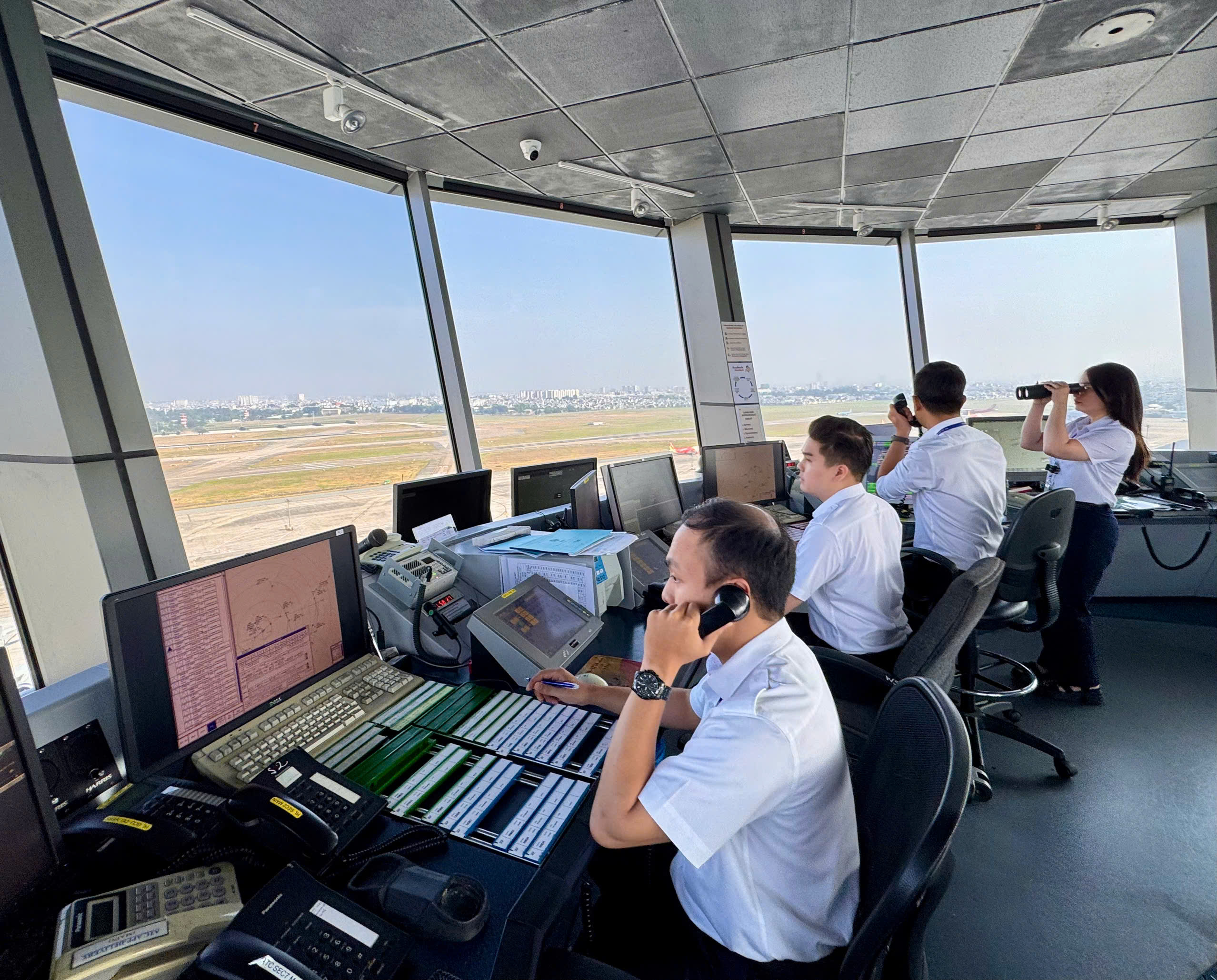 Tân Sơn Nhất đạt lưu lượng bay cao chưa từng có, kích hoạt phương án đặc biệt - Ảnh 1.