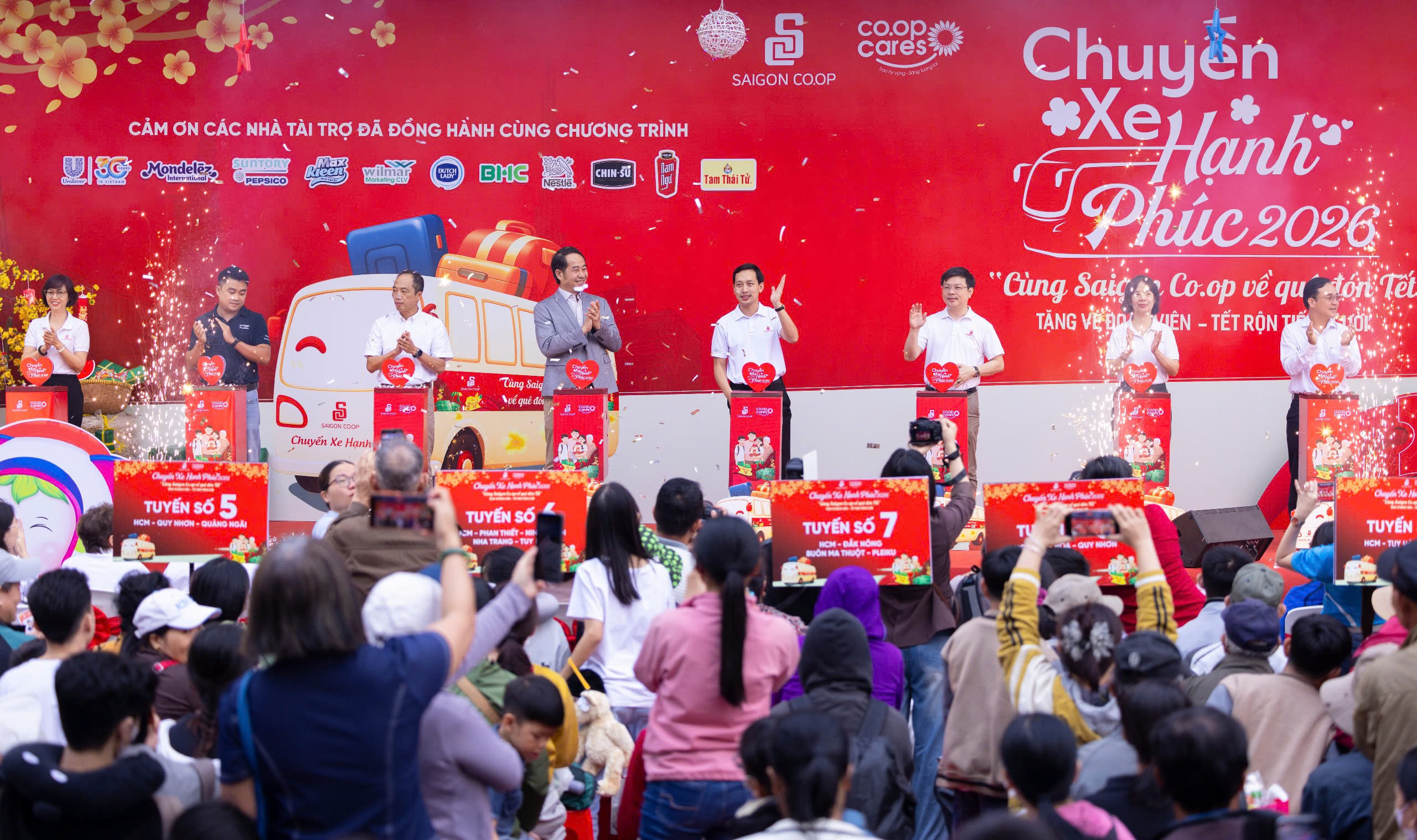 Saigon Co.op khởi hành 'Chuyến xe hạnh phúc' mùa 4 đưa 900 người về quê đón tết- Ảnh 1.
