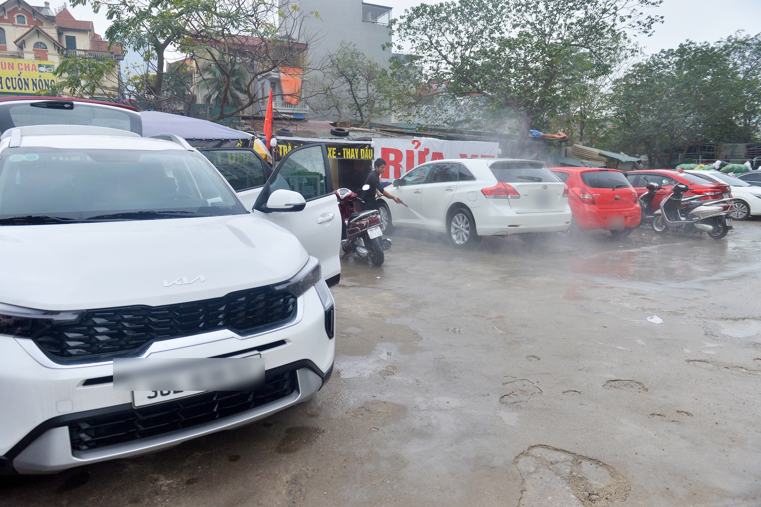 Giá tăng từng ngày, dịch vụ rửa xe 'hốt bạc' dịp cận tết- Ảnh 3. Giá tăng từng ngày, dịch vụ rửa xe 'hốt bạc' dịp cận tết- Ảnh 3.