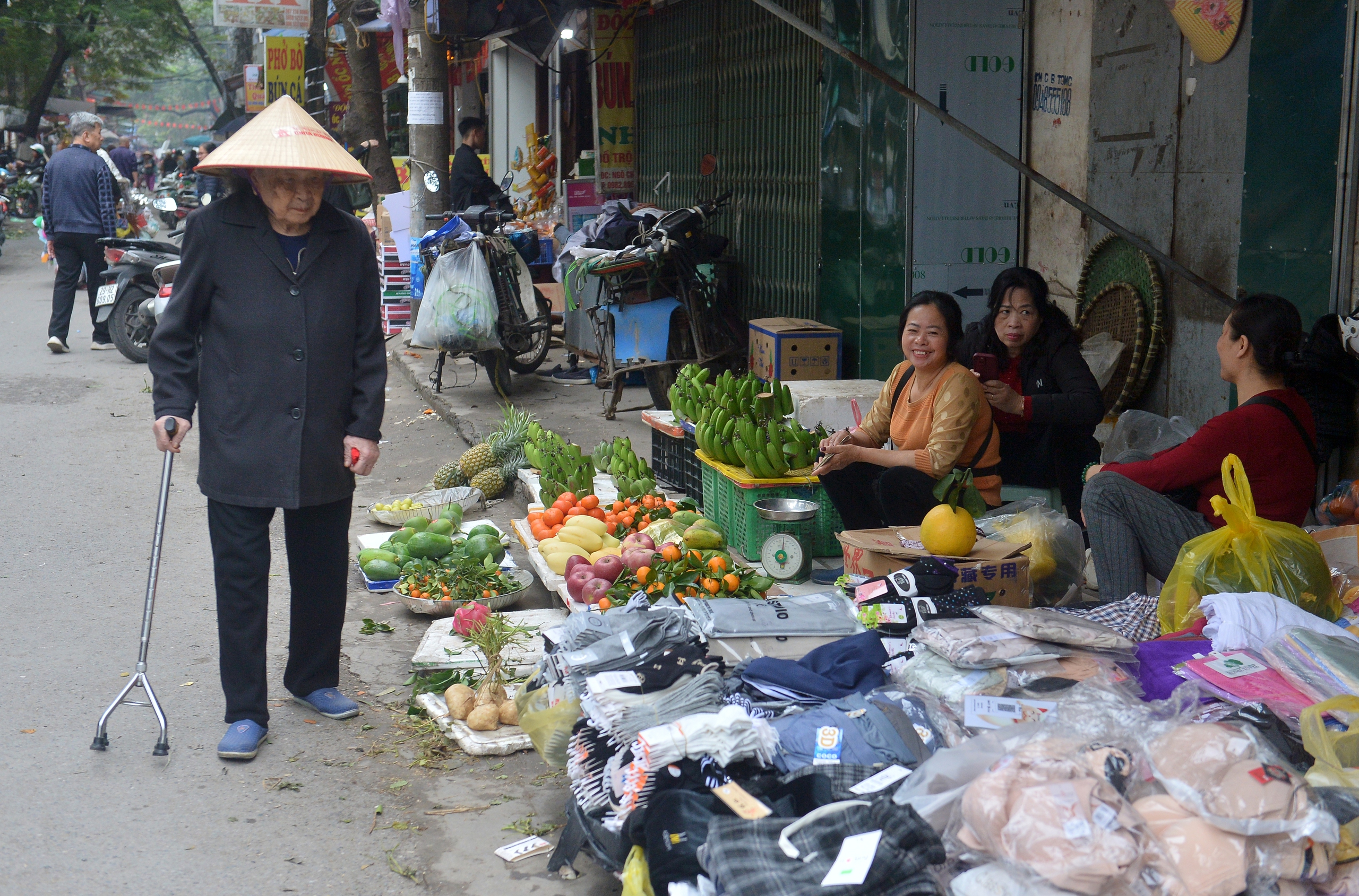 Chuối xanh v&agrave;i trăm ngh&igrave;n một nải, tiểu thương găm h&agrave;ng chờ kh&aacute;ch VIP 'chốt đơn'- Ảnh 2.