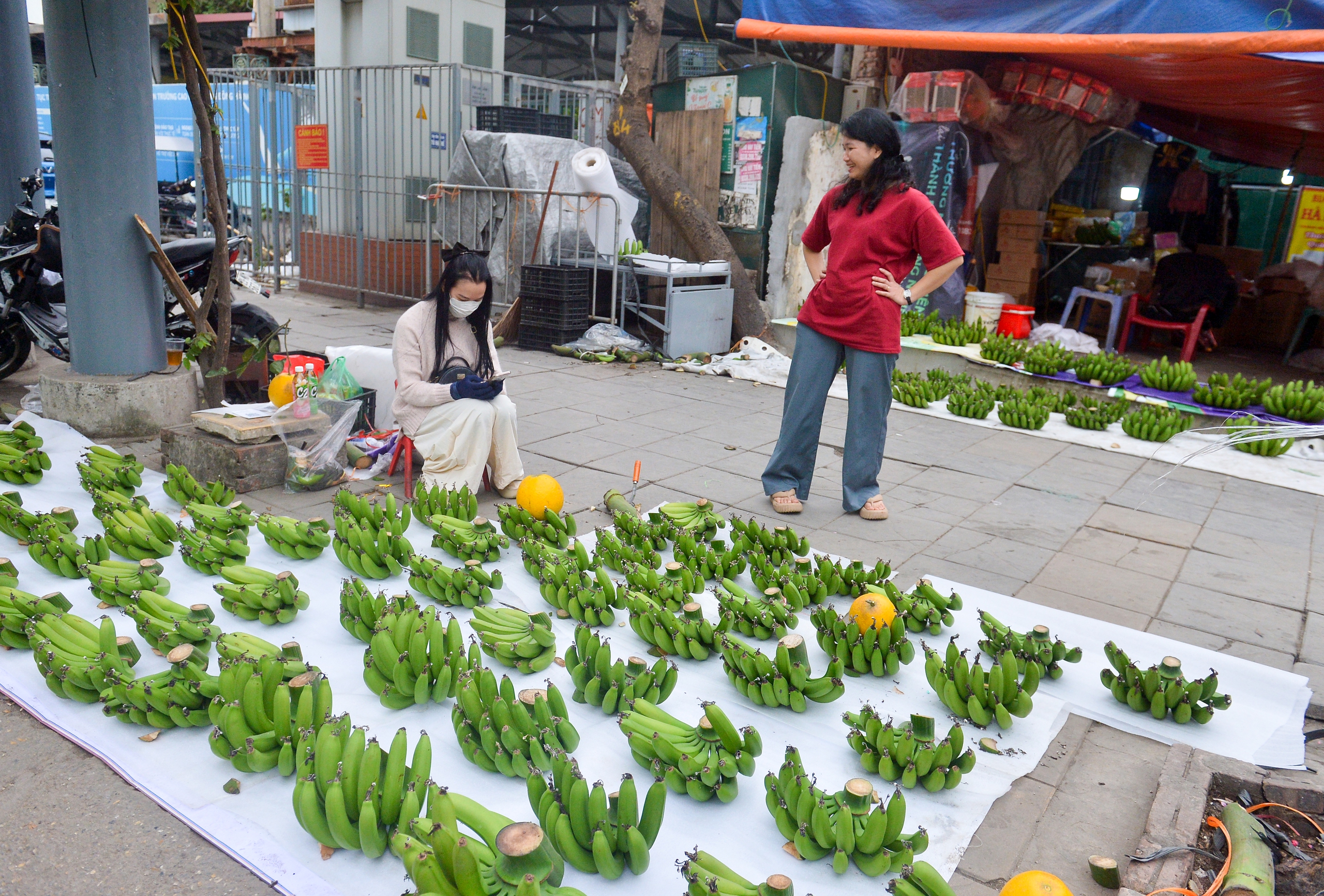 Chuối xanh v&agrave;i trăm ngh&igrave;n một nải, tiểu thương găm h&agrave;ng chờ kh&aacute;ch VIP 'chốt đơn'- Ảnh 1.