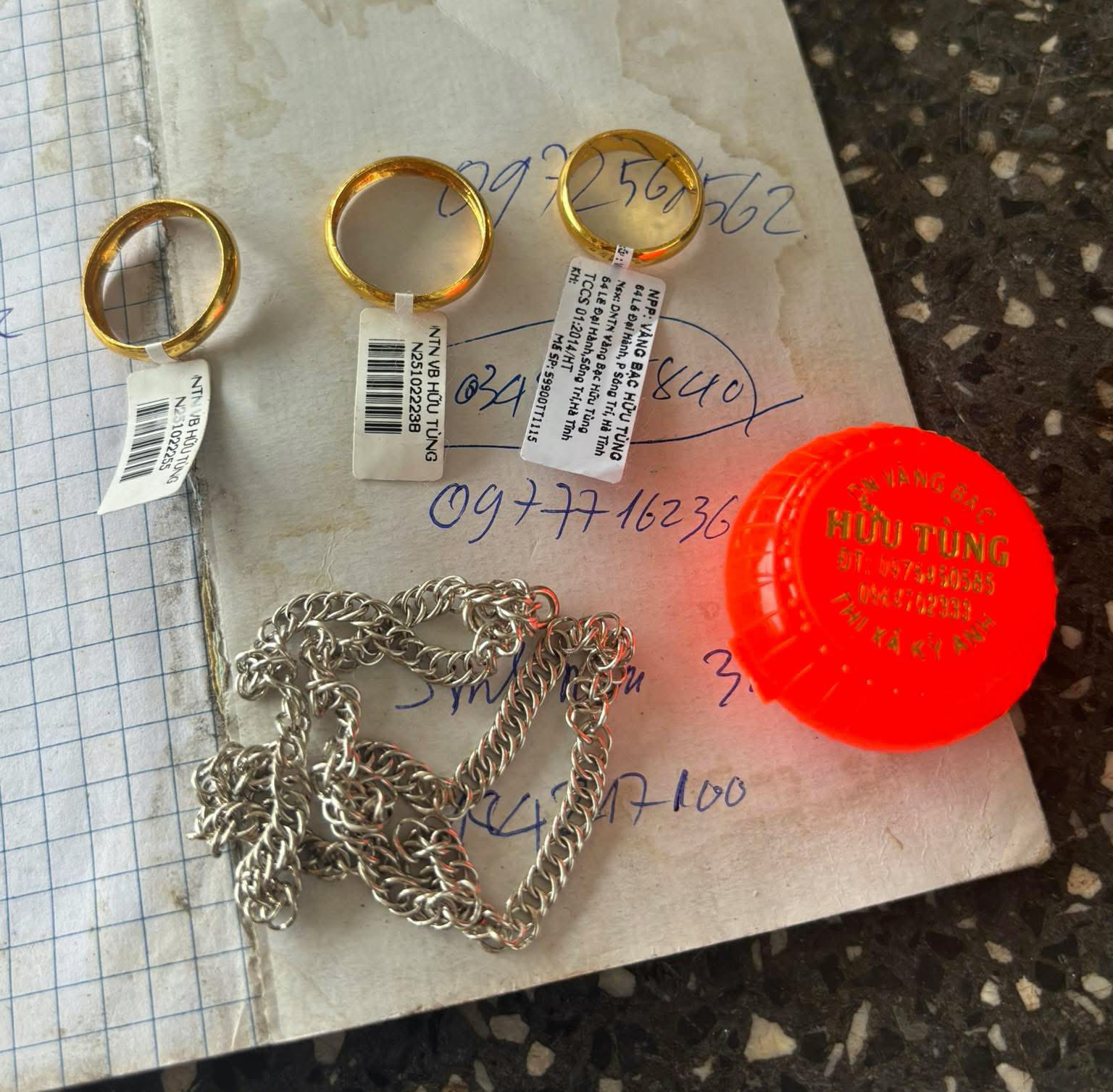 Sát tết đánh rơi vàng tích góp cả năm, người phụ nữ nhận điều bất ngờ  - Ảnh 1.