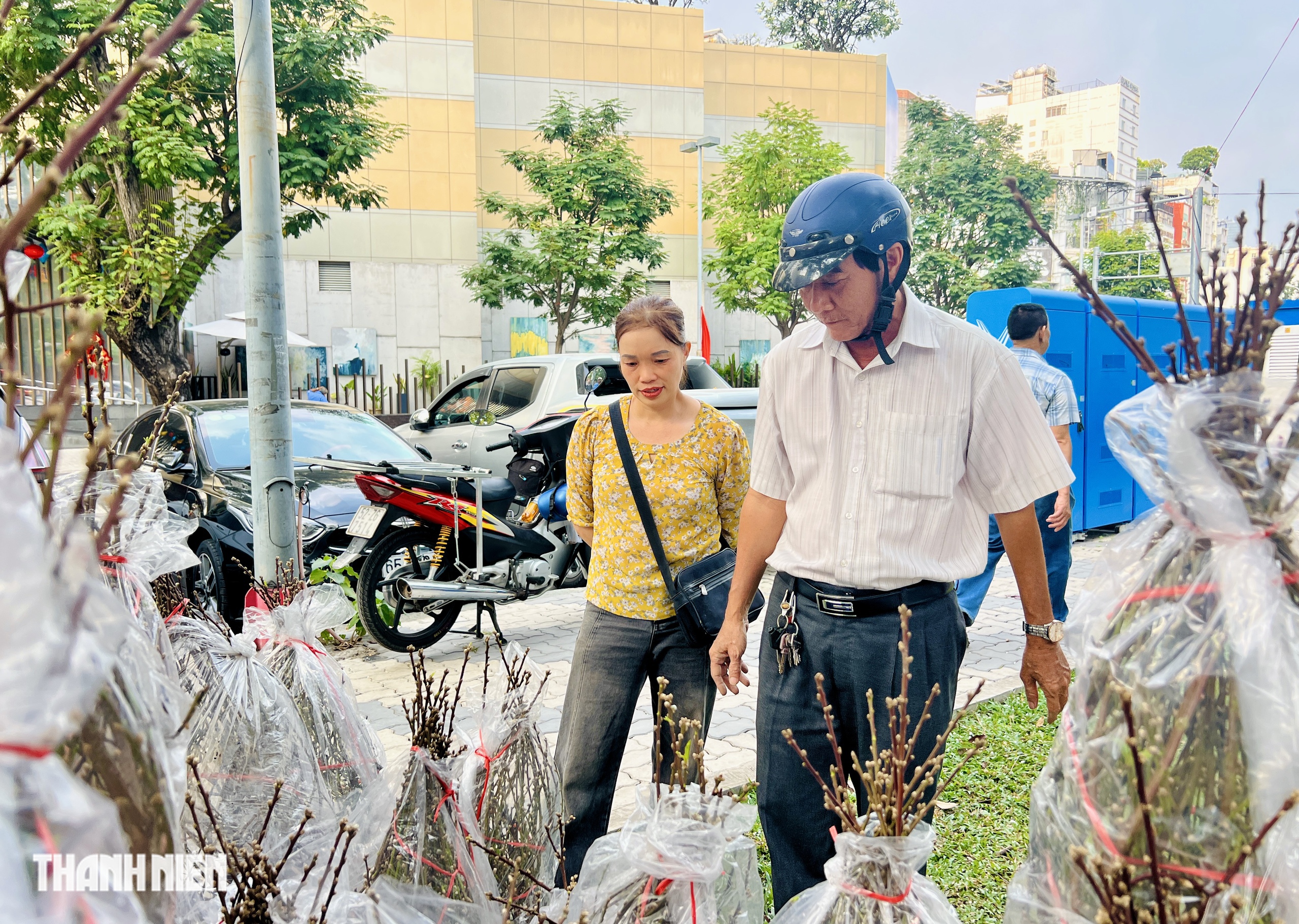 Hoa tết 2026 tr&agrave;n ngập đường phố TP.HCM: Người d&acirc;n th&iacute;ch l&agrave; 'gh&eacute; lựa' - Ảnh 6.