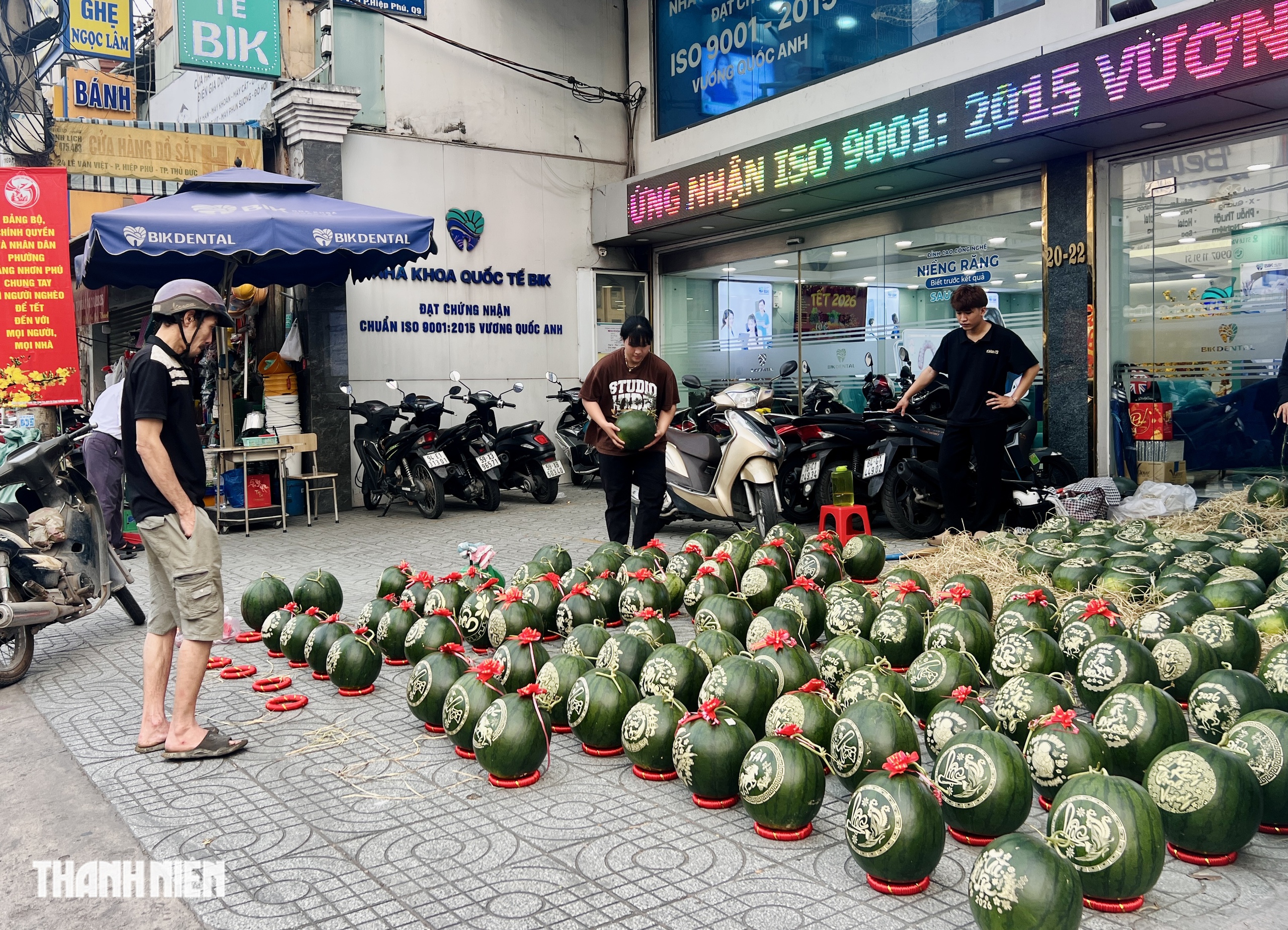 Hoa tết 2026 tr&agrave;n ngập đường phố TP.HCM: Người d&acirc;n th&iacute;ch l&agrave; 'gh&eacute; lựa' - Ảnh 7.