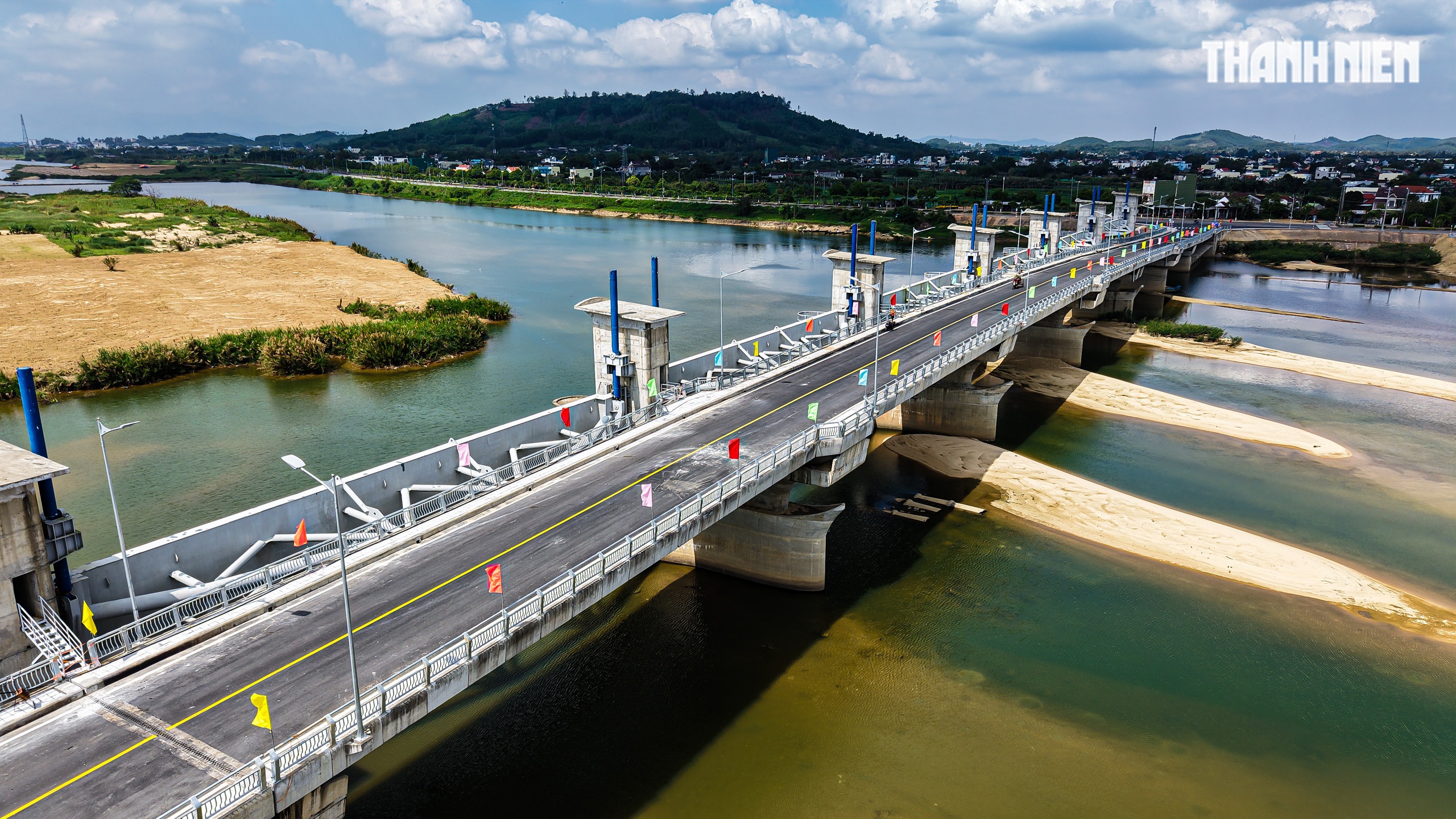 Thông xe đập dâng hạ lưu sông Trà Khúc, nối liền đôi bờ dịp tết- Ảnh 3. Thông xe đập dâng hạ lưu sông Trà Khúc, nối liền đôi bờ dịp tết- Ảnh 3.