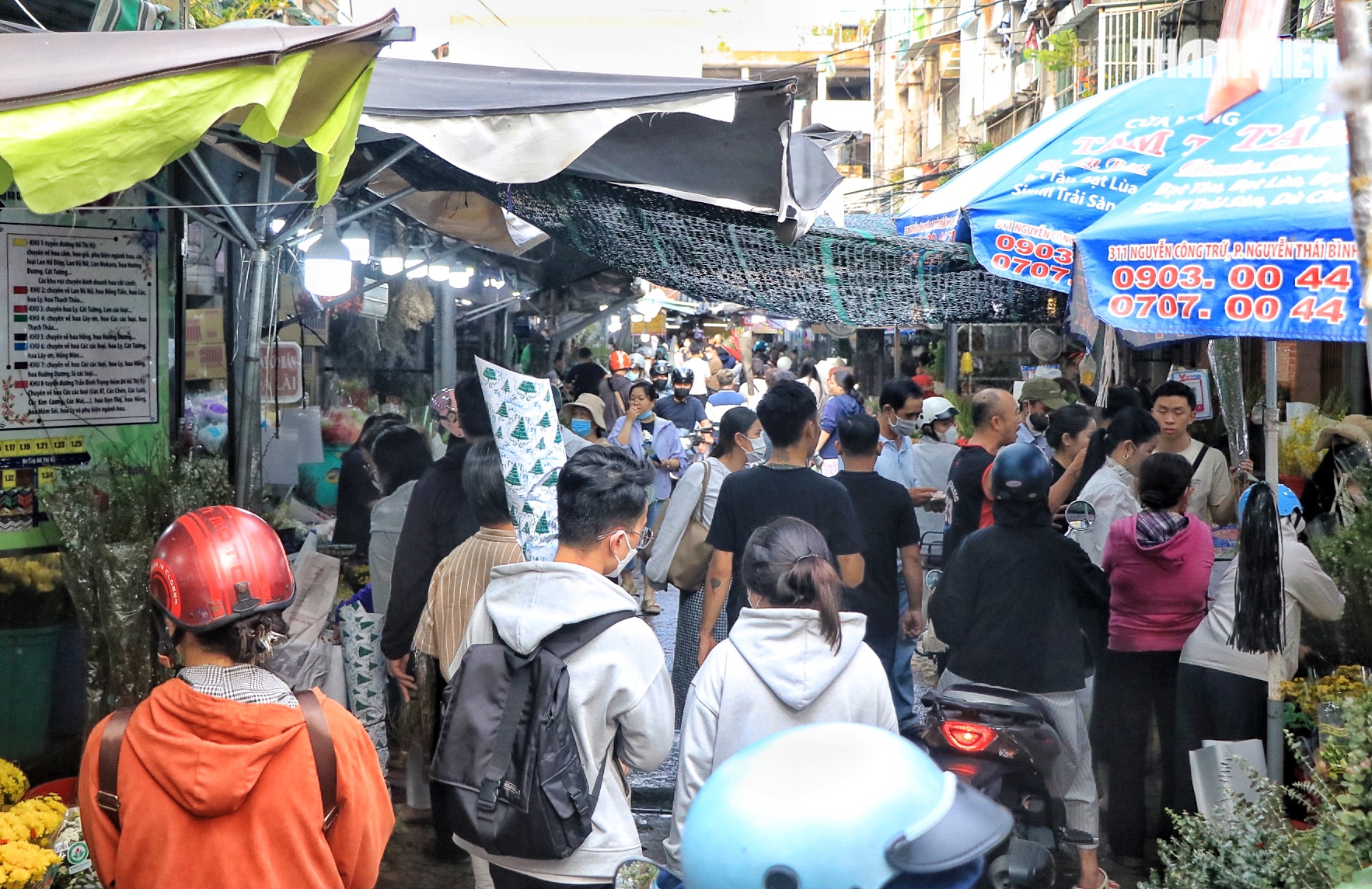 Chiều tối 26 tết: Chật k&iacute;n người đổ về chợ hoa lớn nhất TP.HCM - Ảnh 4.