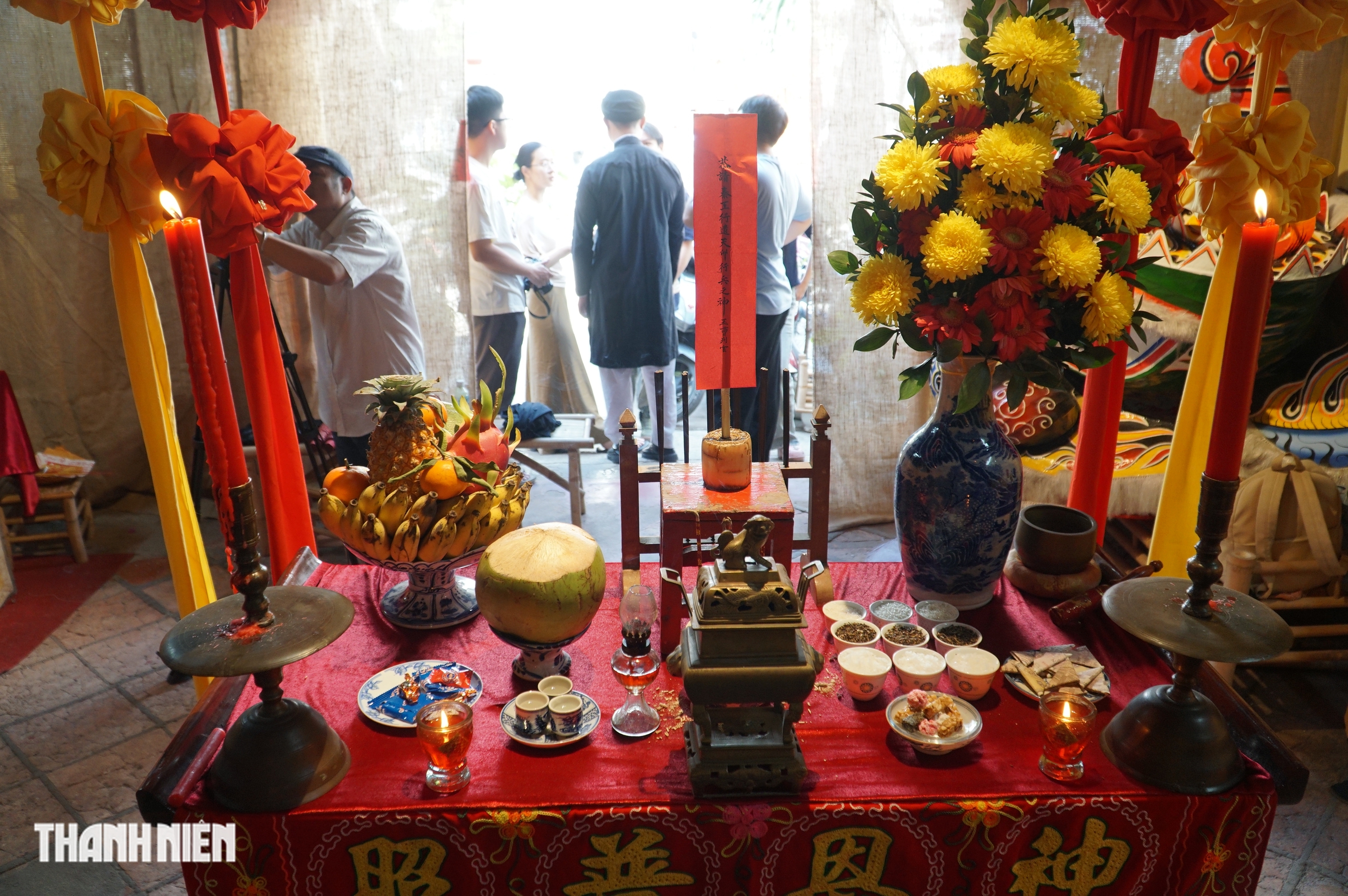 Bàn thờ cúng giao thừa kiểu Nam bộ xưa được tái hiện tại ngôi đình trăm tuổi - Ảnh 3.