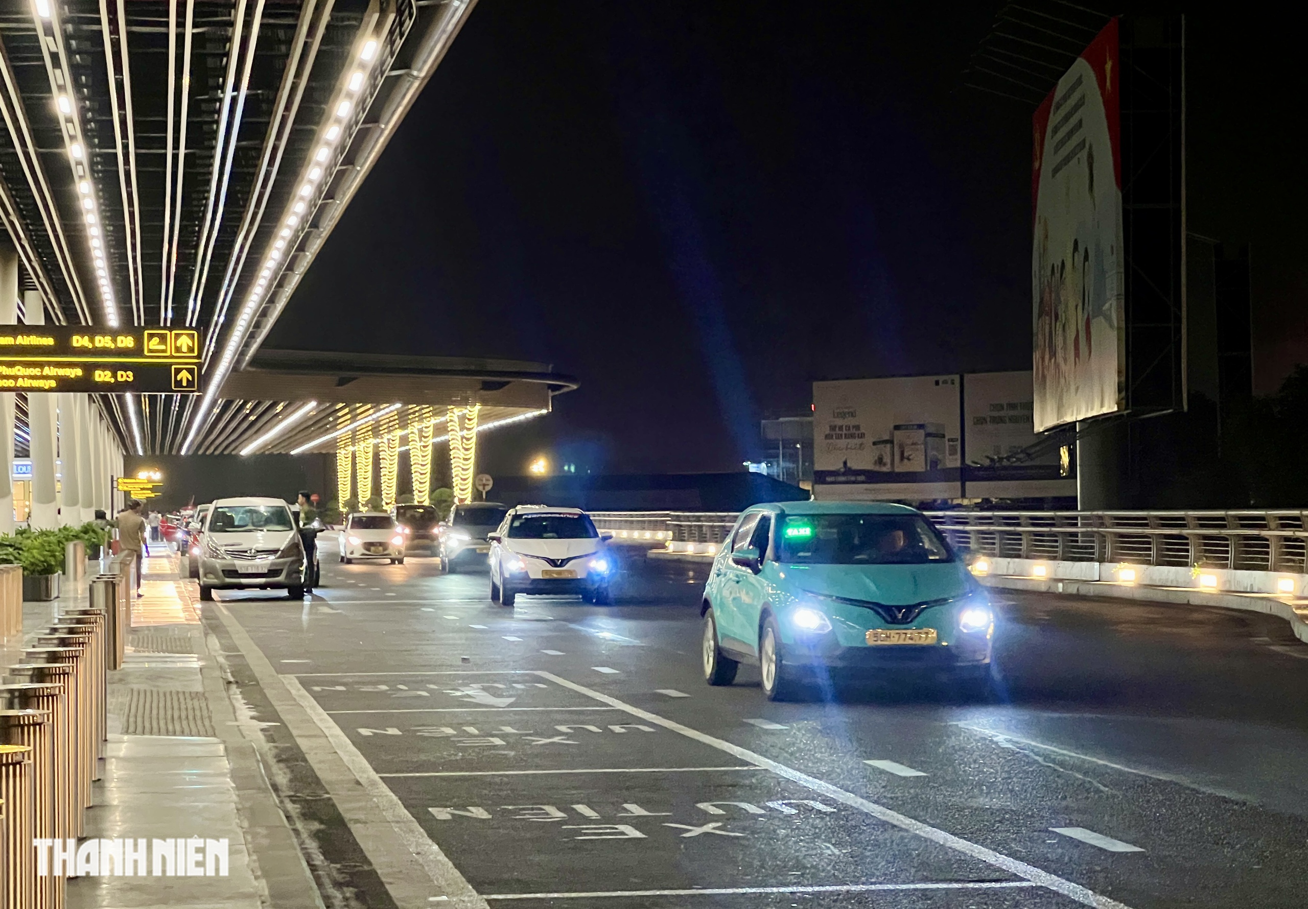 0 giờ ngày đầu nghỉ tết ở nhà ga T3: '15 phút là xong thủ tục' - Ảnh 9.