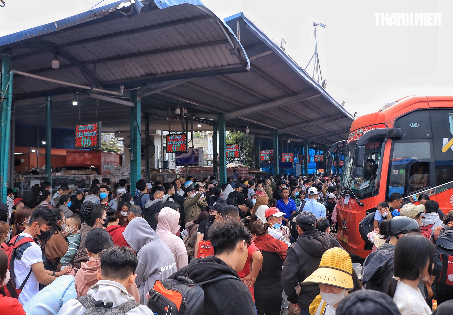 Sáng nay 26 tết: Bất ngờ ở Bến xe Miền Tây TP.HCM vì 'đông quá đông' - Ảnh 11.