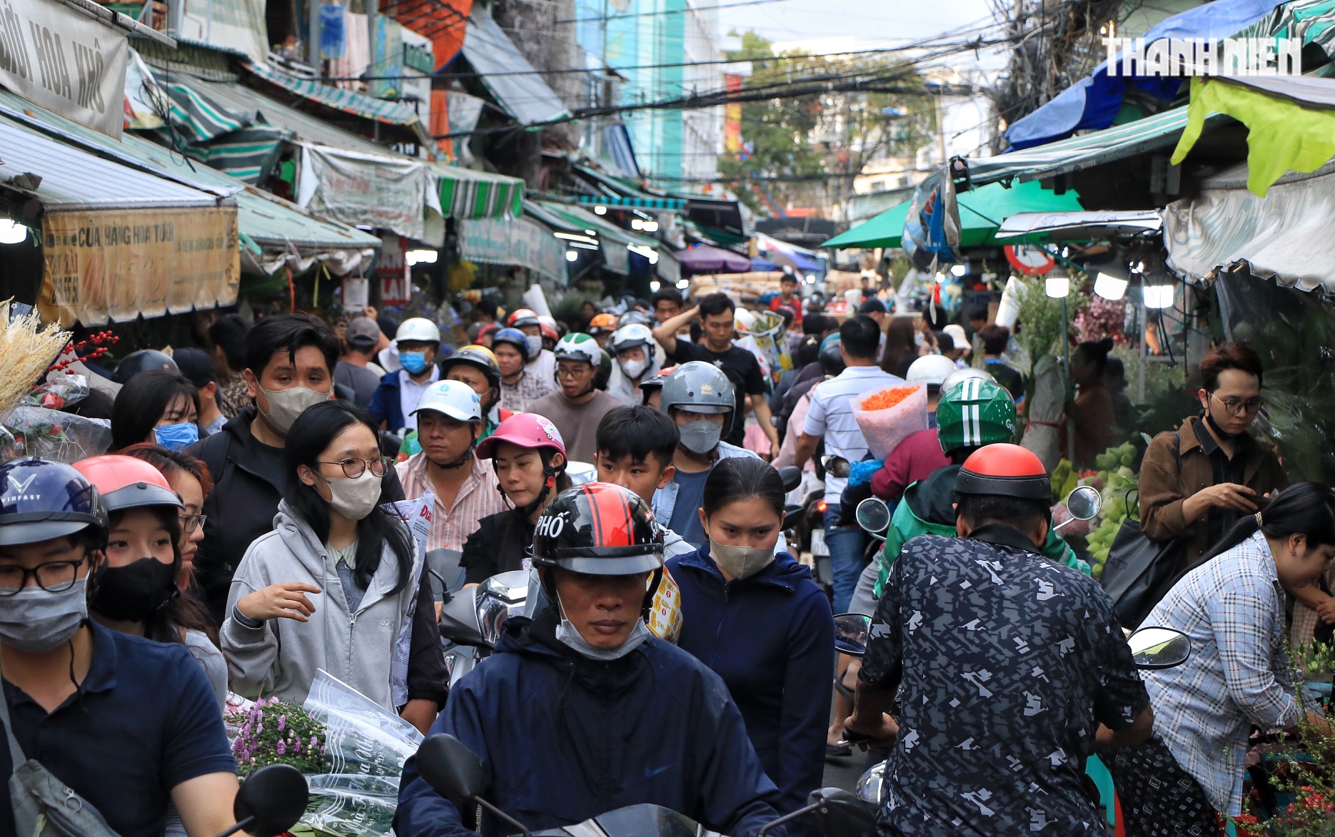 Chiều tối 26 tết: Chật k&iacute;n người đổ về chợ hoa lớn nhất TP.HCM - Ảnh 11.