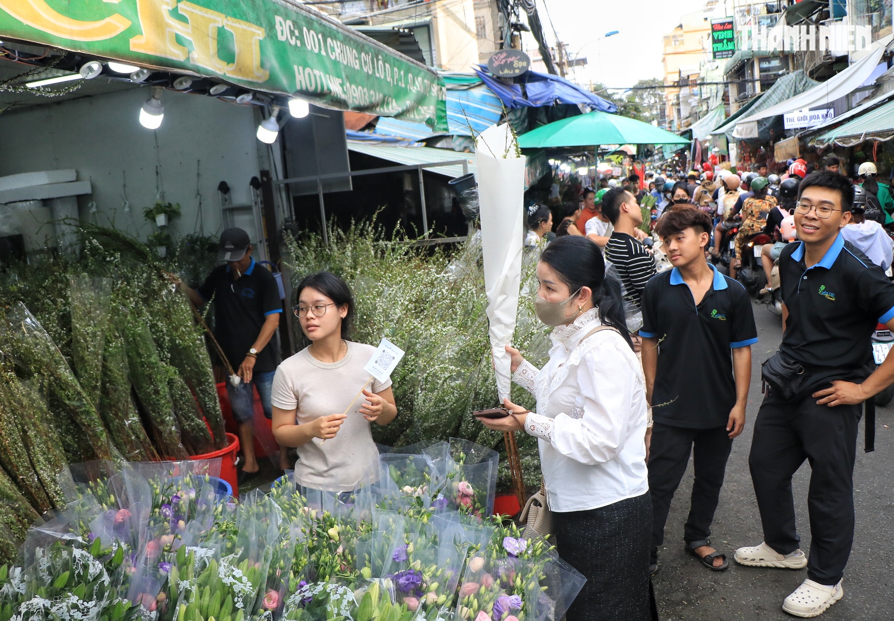 Chiều tối 26 tết: Chật k&iacute;n người đổ về chợ hoa lớn nhất TP.HCM - Ảnh 3.