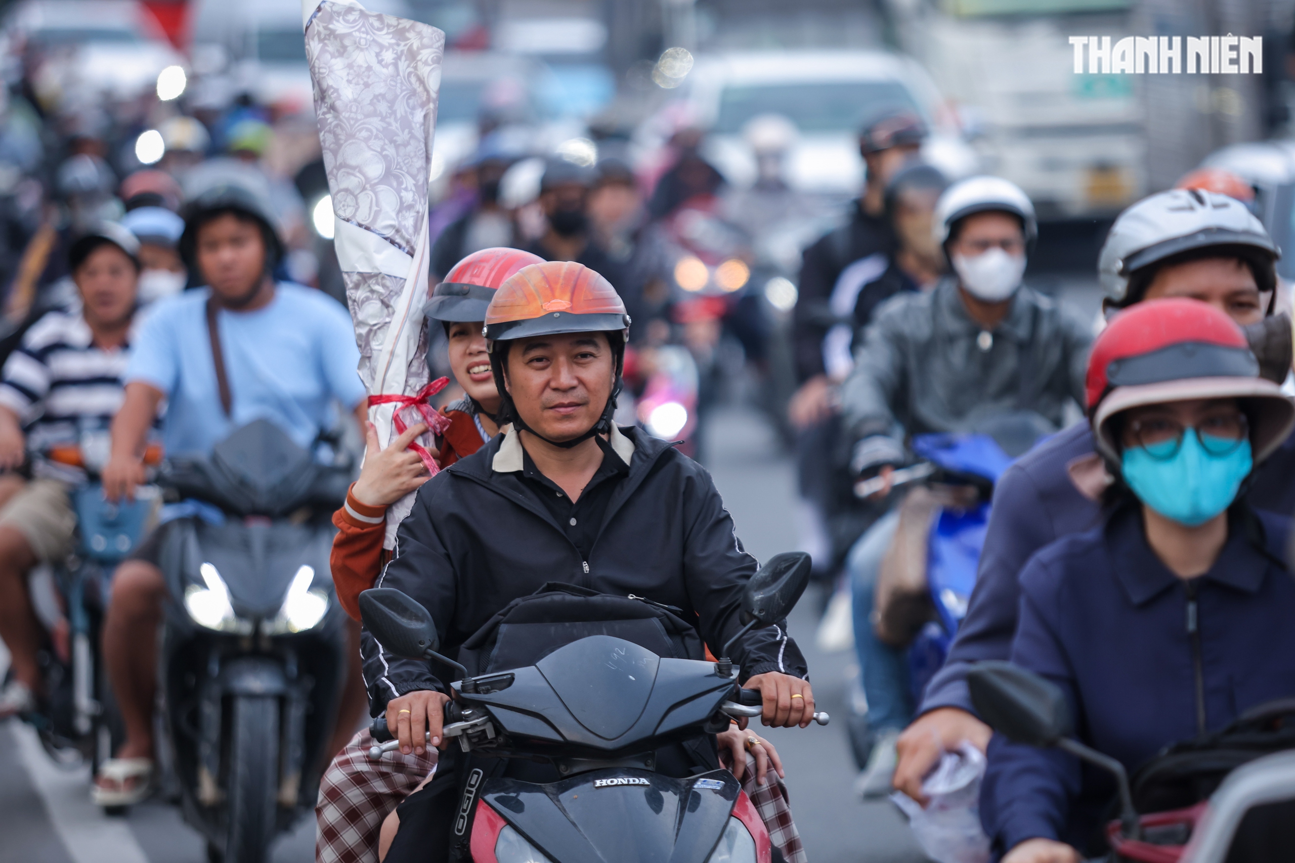 Biển người nối nhau từ TP.HCM về miền T&acirc;y chiều 26 tết, khổ vẫn về qu&ecirc;- Ảnh 10.