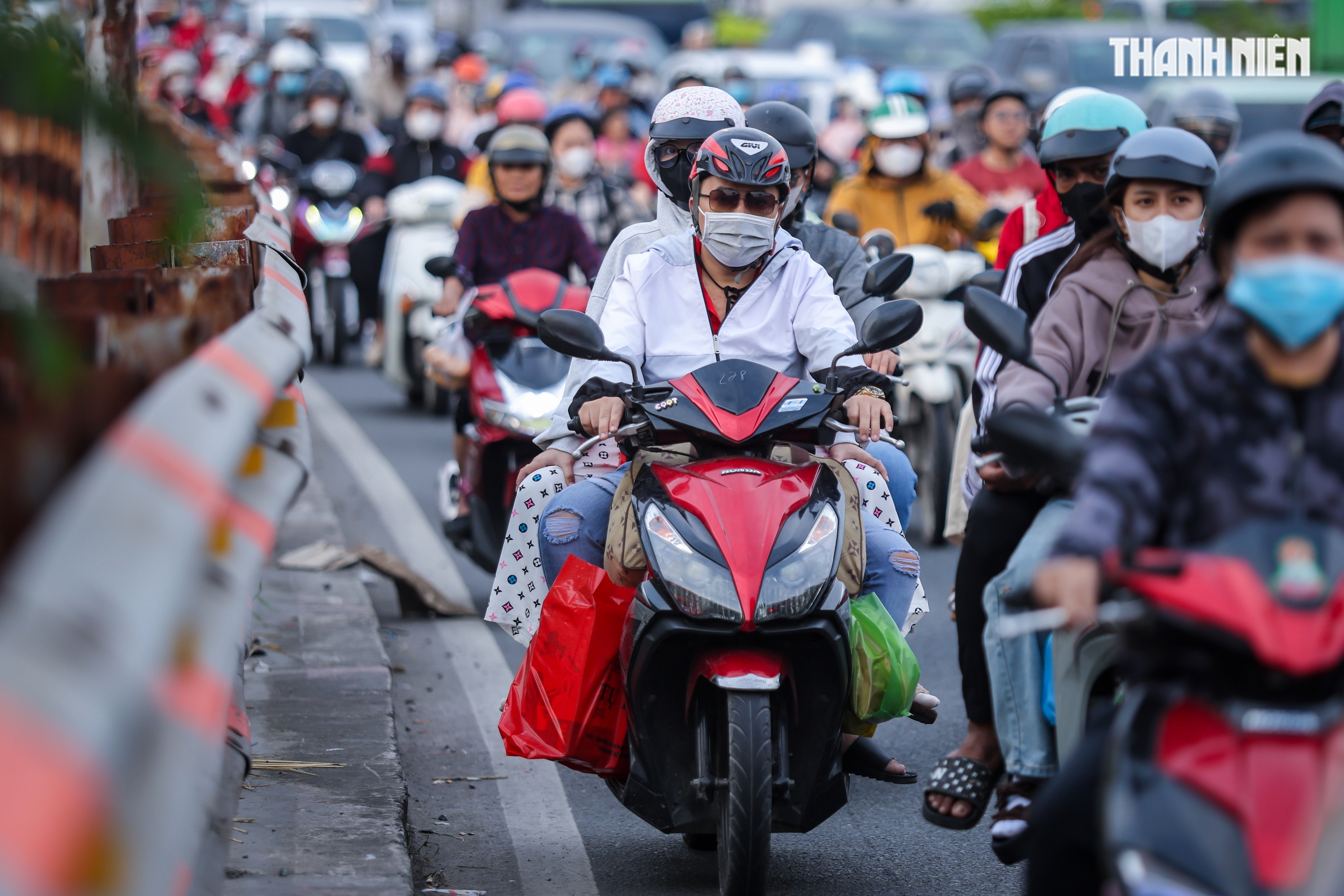 Biển người nối nhau từ TP.HCM về miền T&acirc;y chiều 26 tết, khổ vẫn về qu&ecirc;- Ảnh 4.