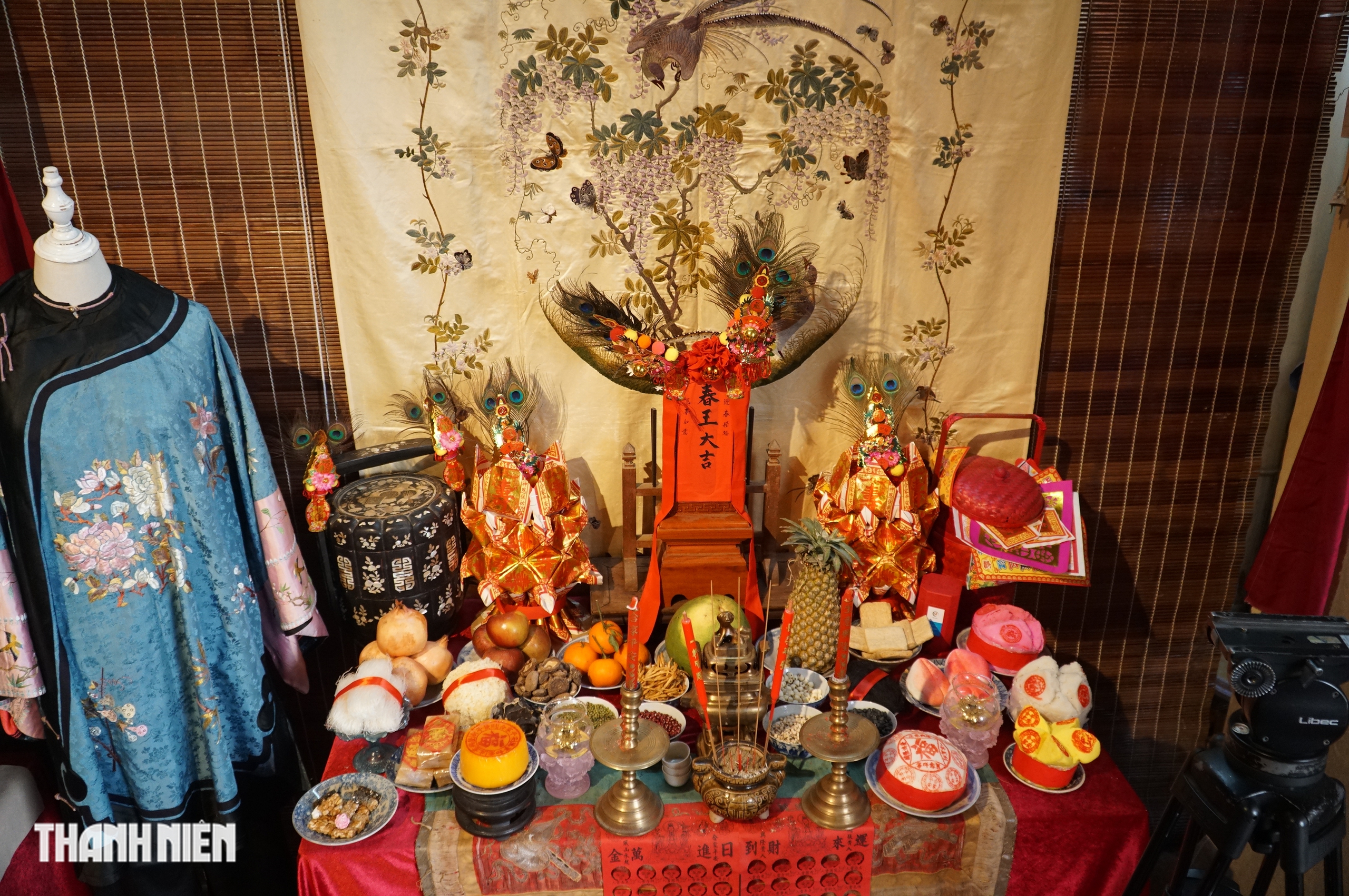 Bàn thờ cúng giao thừa kiểu Nam bộ xưa được tái hiện tại ngôi đình trăm tuổi - Ảnh 1.