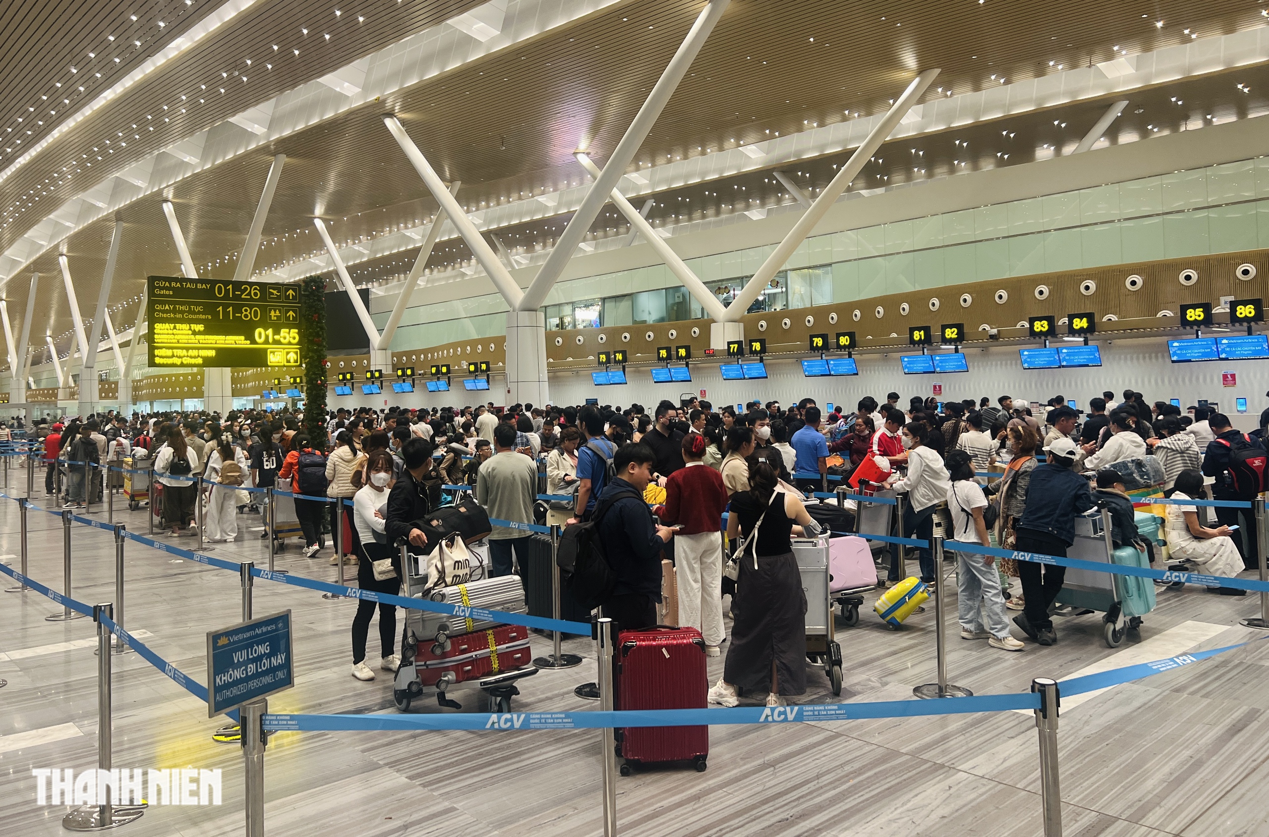 0 giờ ngày đầu nghỉ tết ở nhà ga T3: '15 phút là xong thủ tục' - Ảnh 2.