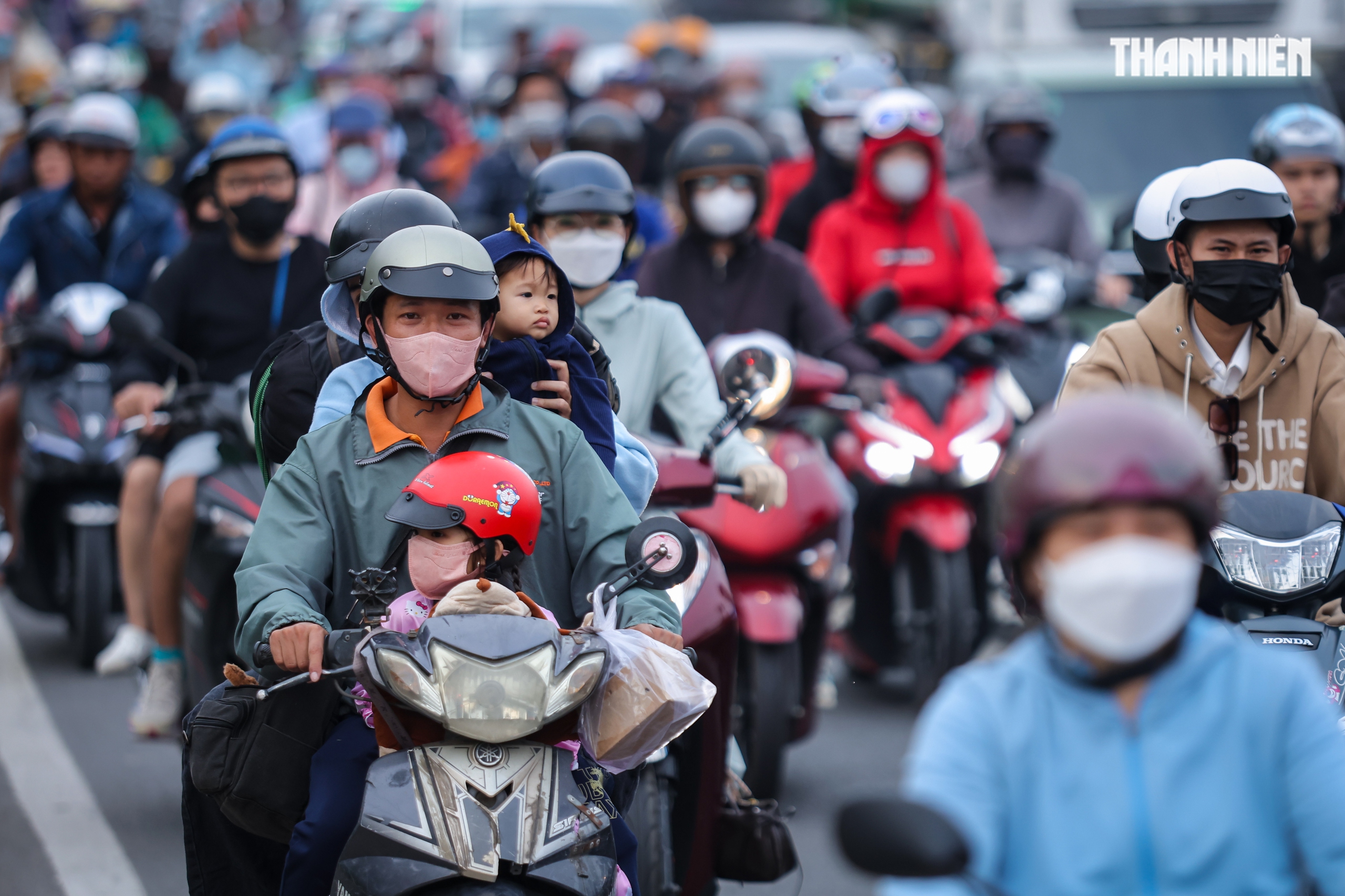 Biển người nối nhau từ TP.HCM về miền T&acirc;y chiều 26 tết, khổ vẫn về qu&ecirc;- Ảnh 7.