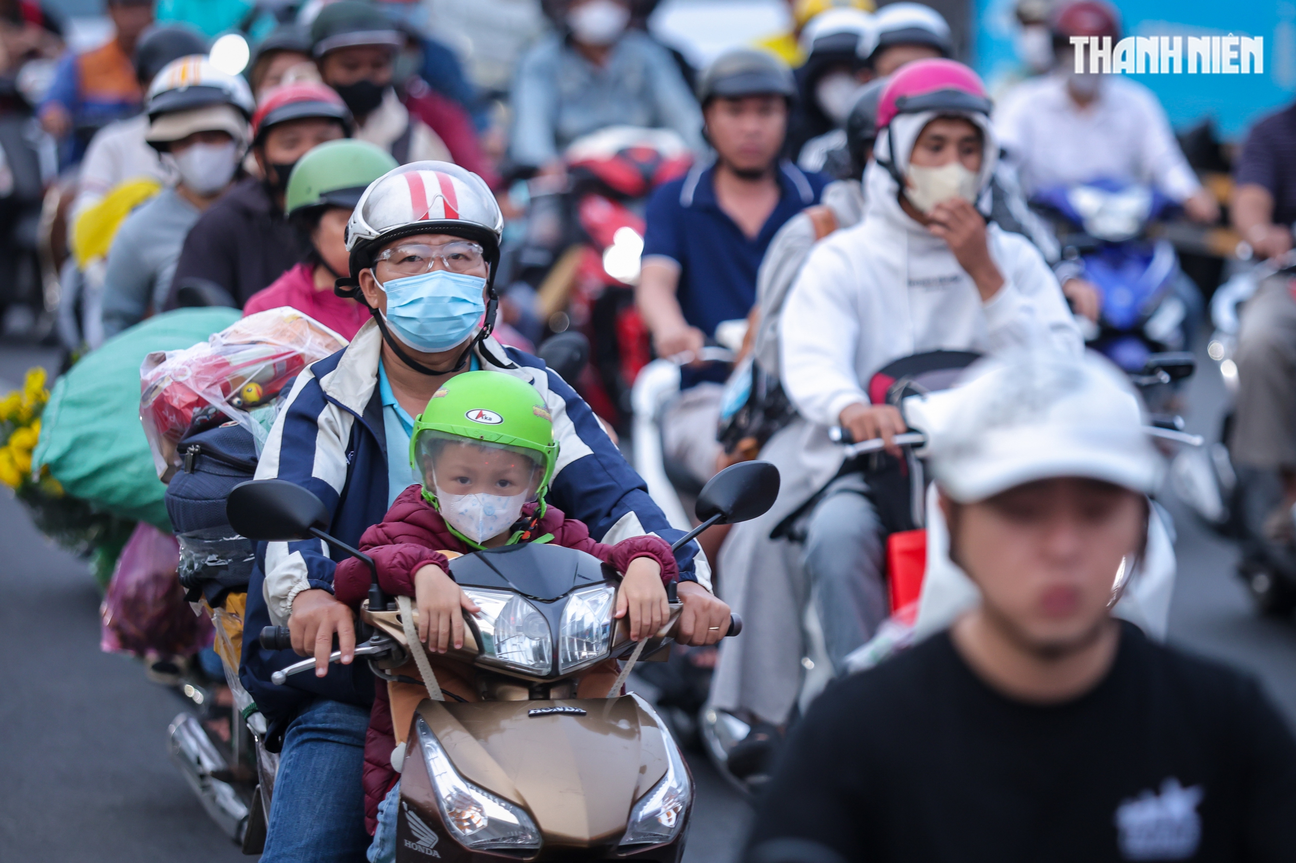 Biển người nối nhau từ TP.HCM về miền T&acirc;y chiều 26 tết, khổ vẫn về qu&ecirc;- Ảnh 8.