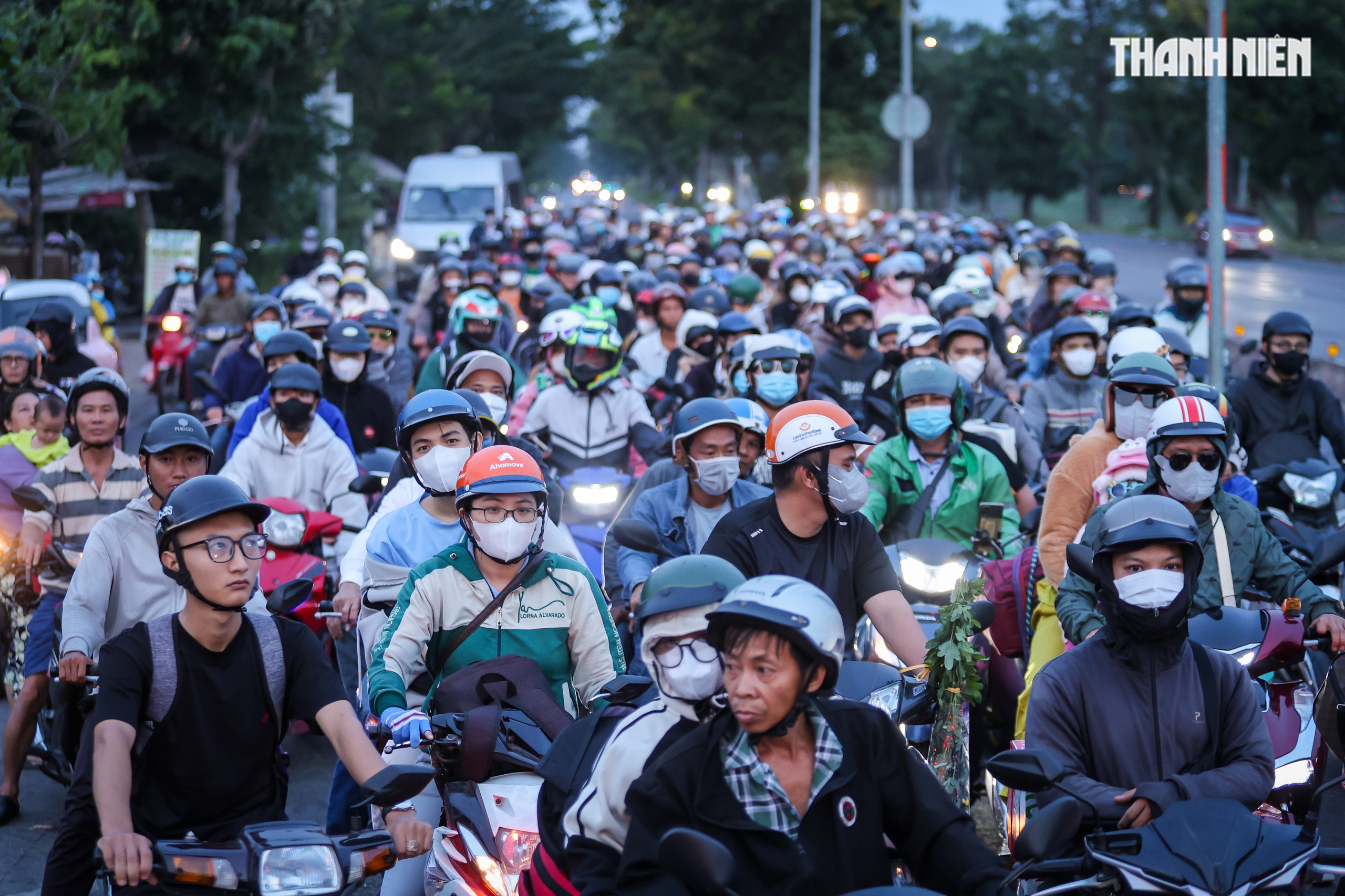 Biển người nối nhau từ TP.HCM về miền T&acirc;y chiều 26 tết, khổ vẫn về qu&ecirc;- Ảnh 13.