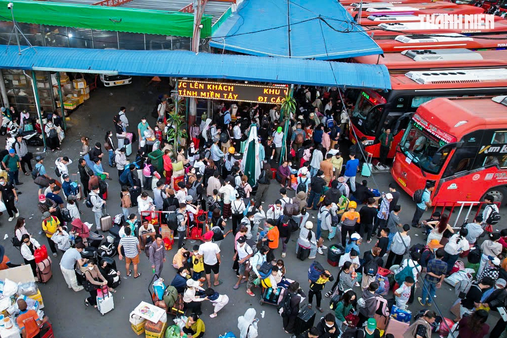 Biển người nối nhau từ TP.HCM về miền T&acirc;y chiều 26 tết, khổ vẫn về qu&ecirc;- Ảnh 16.