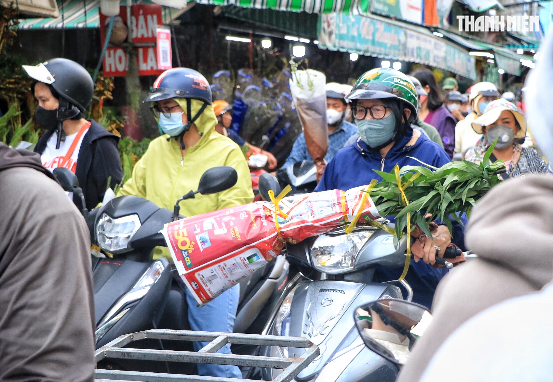 Chiều tối 26 tết: Chật k&iacute;n người đổ về chợ hoa lớn nhất TP.HCM - Ảnh 7.