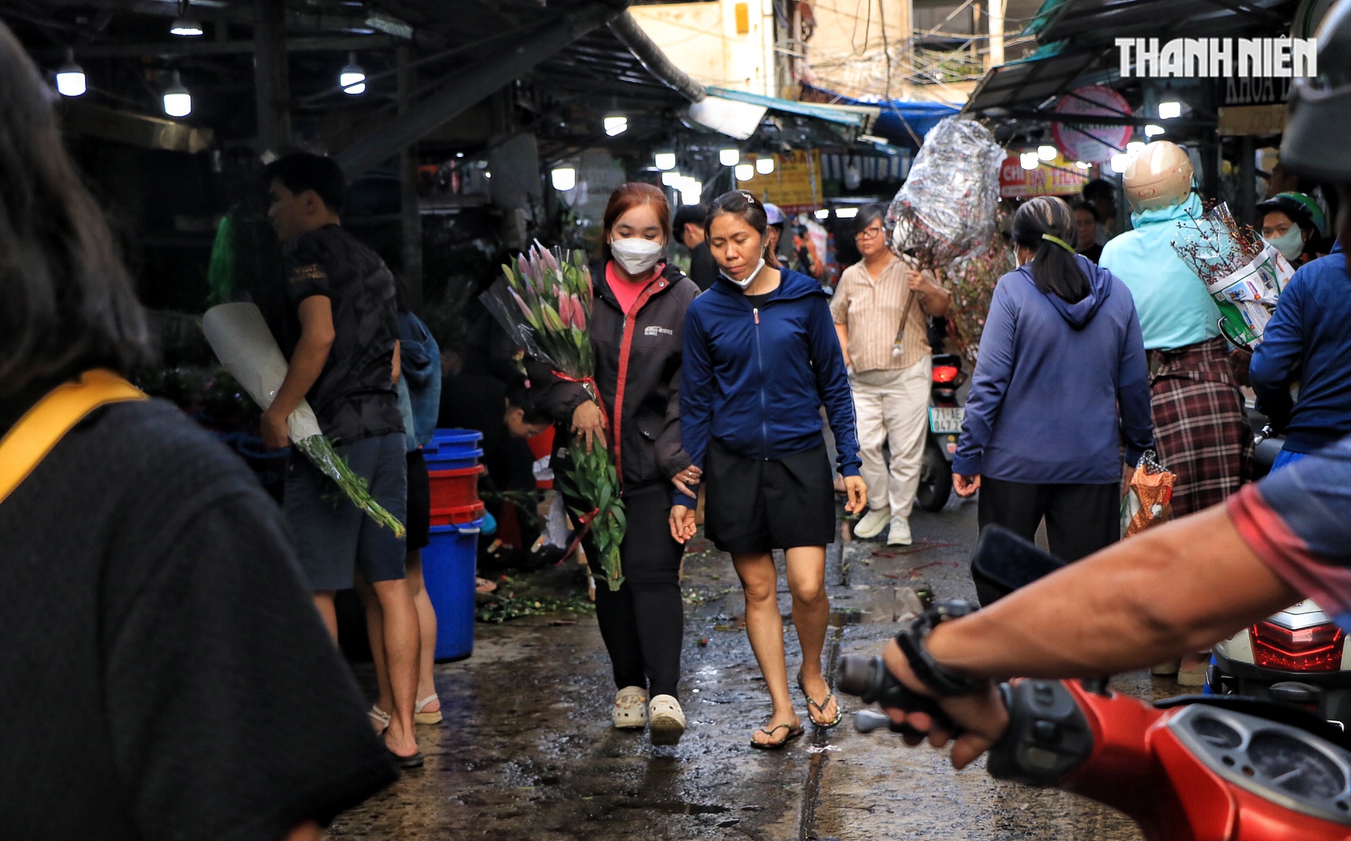 Chiều tối 26 tết: Chật k&iacute;n người đổ về chợ hoa lớn nhất TP.HCM - Ảnh 8.