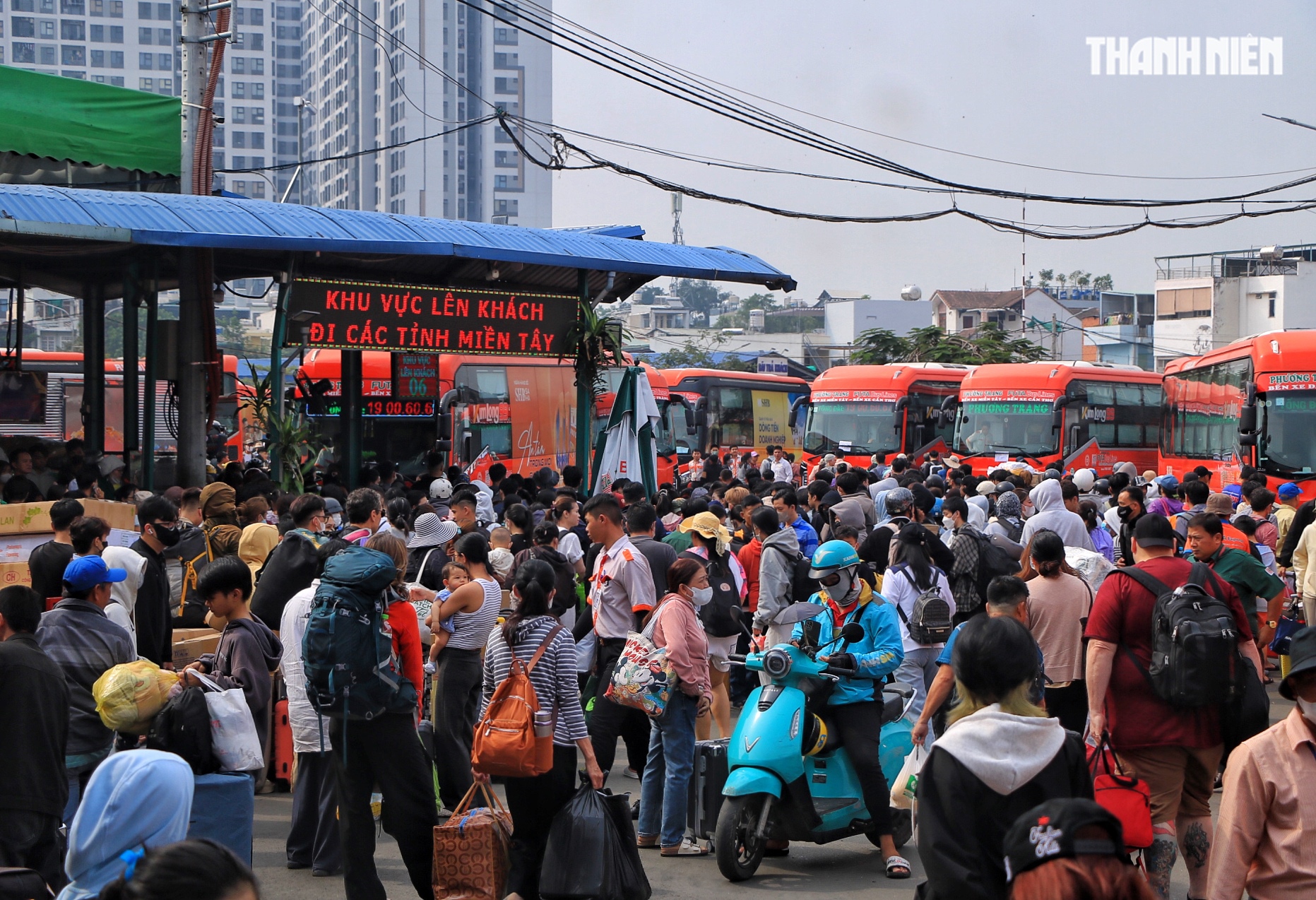 Sáng nay 26 tết: Bất ngờ ở Bến xe Miền Tây TP.HCM vì 'đông quá đông' - Ảnh 2.