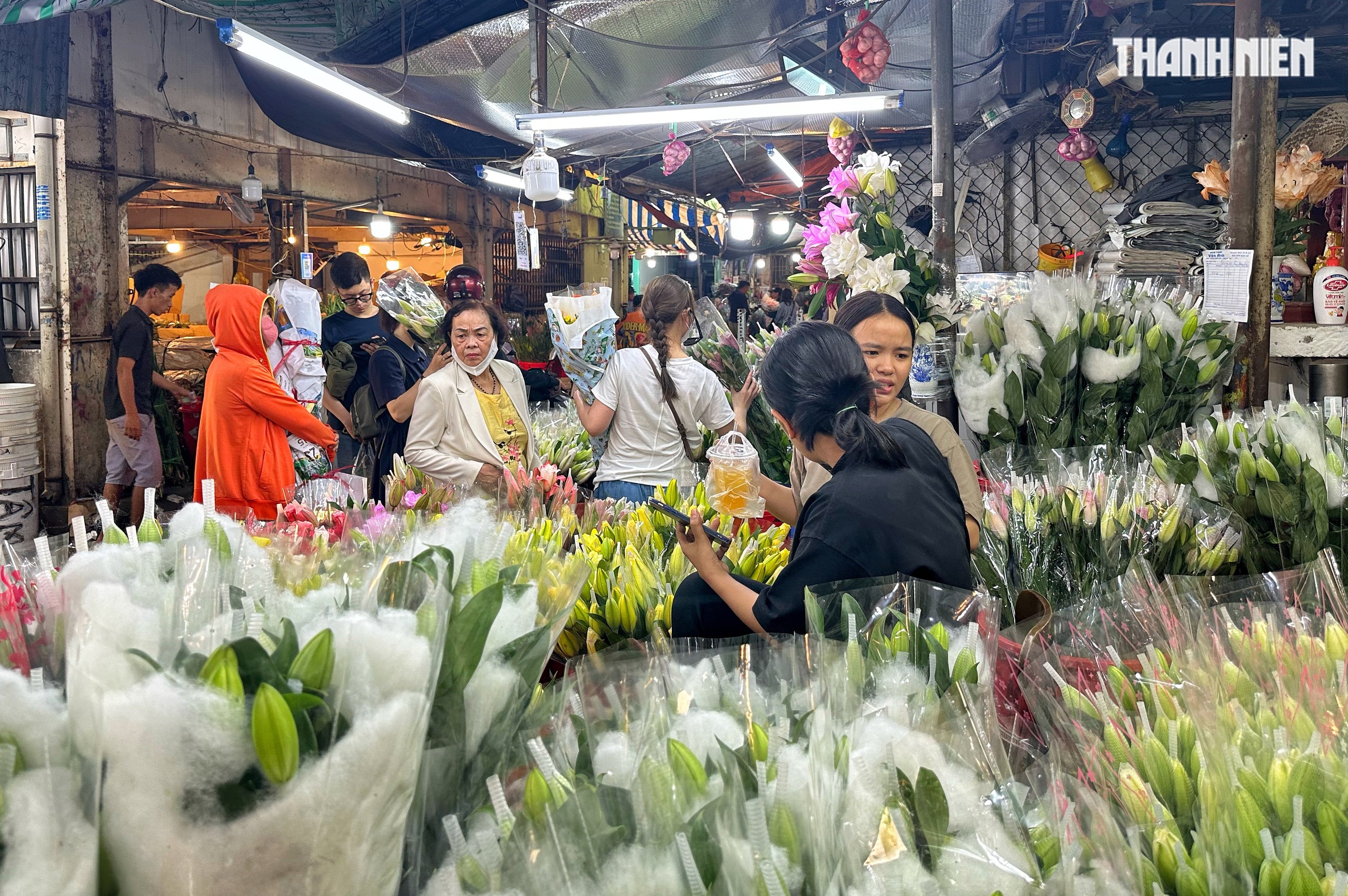 Chiều tối 26 tết: Chật k&iacute;n người đổ về chợ hoa lớn nhất TP.HCM - Ảnh 9.