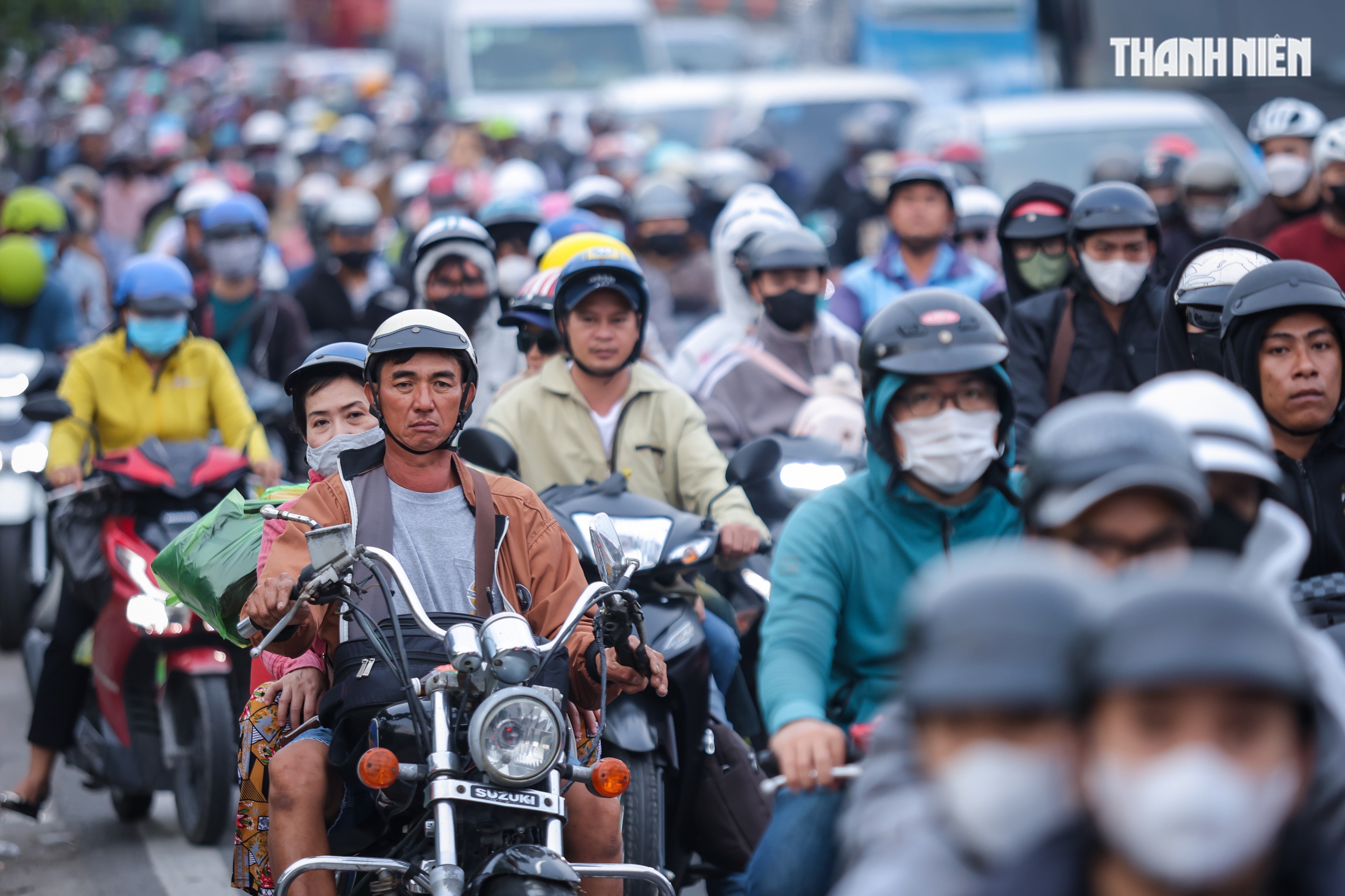 Biển người nối nhau từ TP.HCM về miền T&acirc;y chiều 26 tết, khổ vẫn về qu&ecirc;- Ảnh 3.