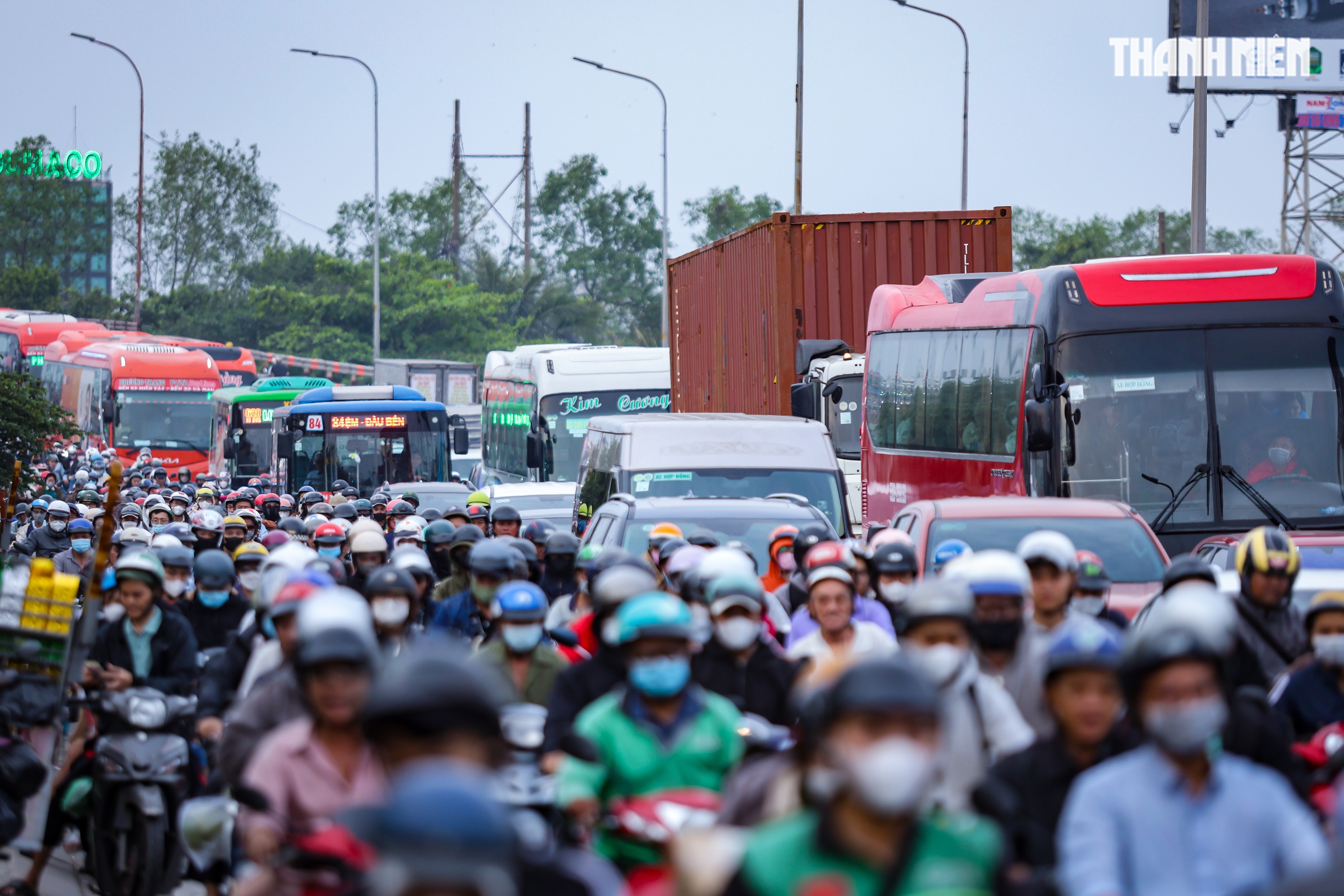 Biển người nối nhau từ TP.HCM về miền T&acirc;y chiều 26 tết, khổ vẫn về qu&ecirc;- Ảnh 2.