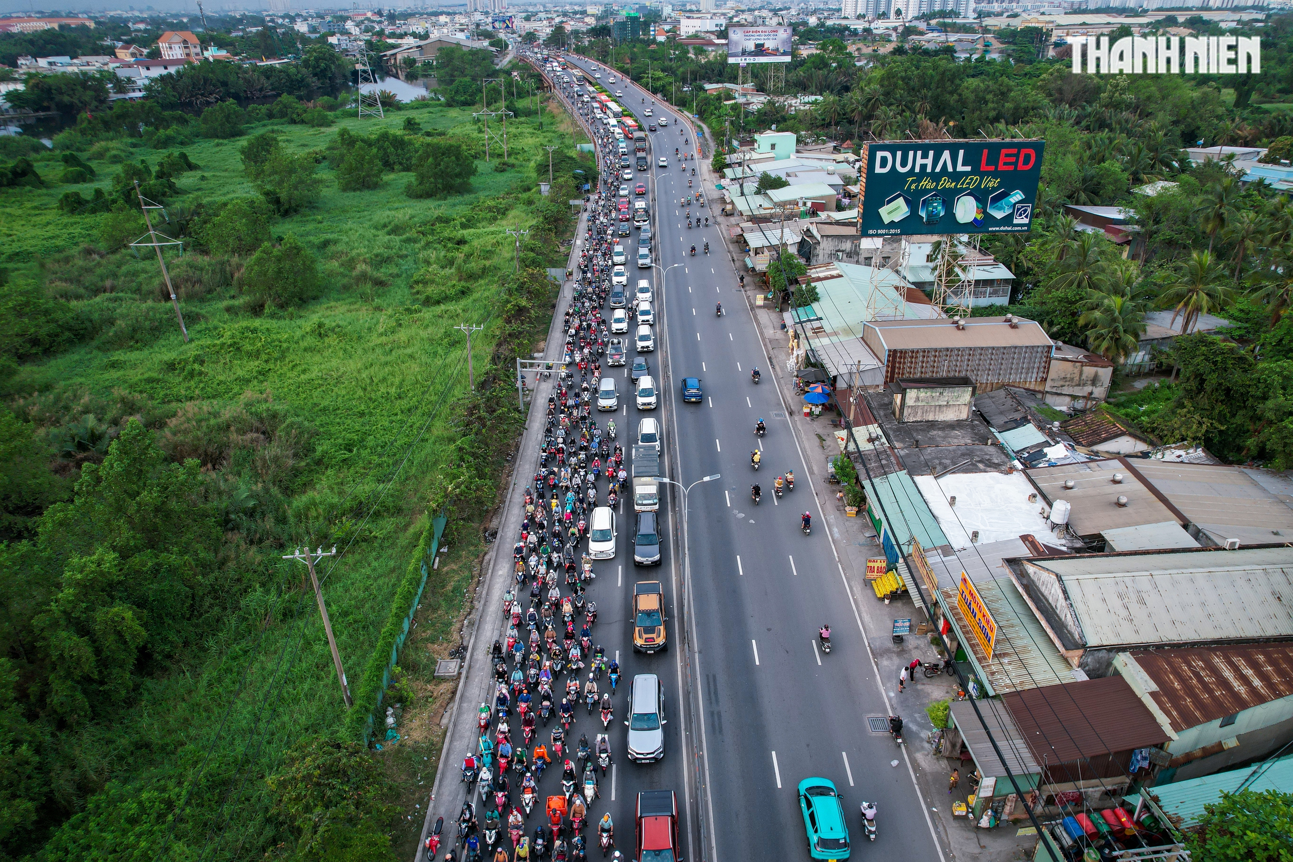 Biển người nối nhau từ TP.HCM về miền T&acirc;y chiều 26 tết, khổ vẫn về qu&ecirc;- Ảnh 12.