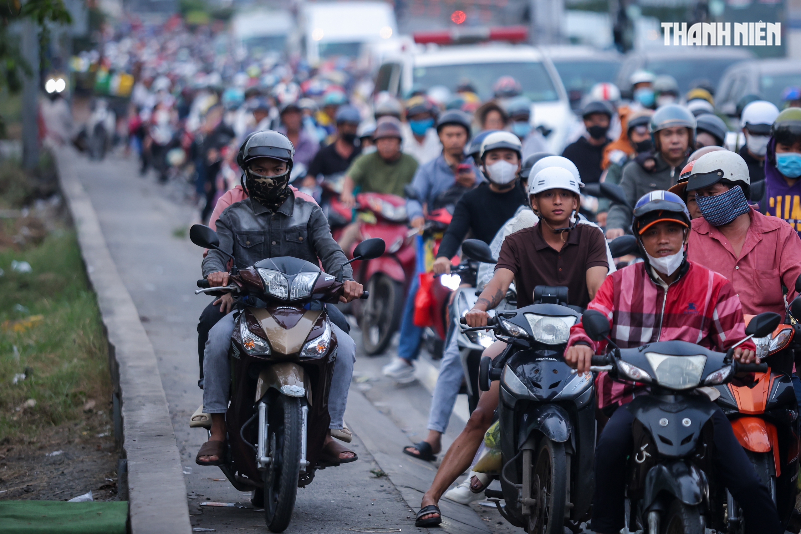 Biển người nối nhau từ TP.HCM về miền T&acirc;y chiều 26 tết, khổ vẫn về qu&ecirc;- Ảnh 11.