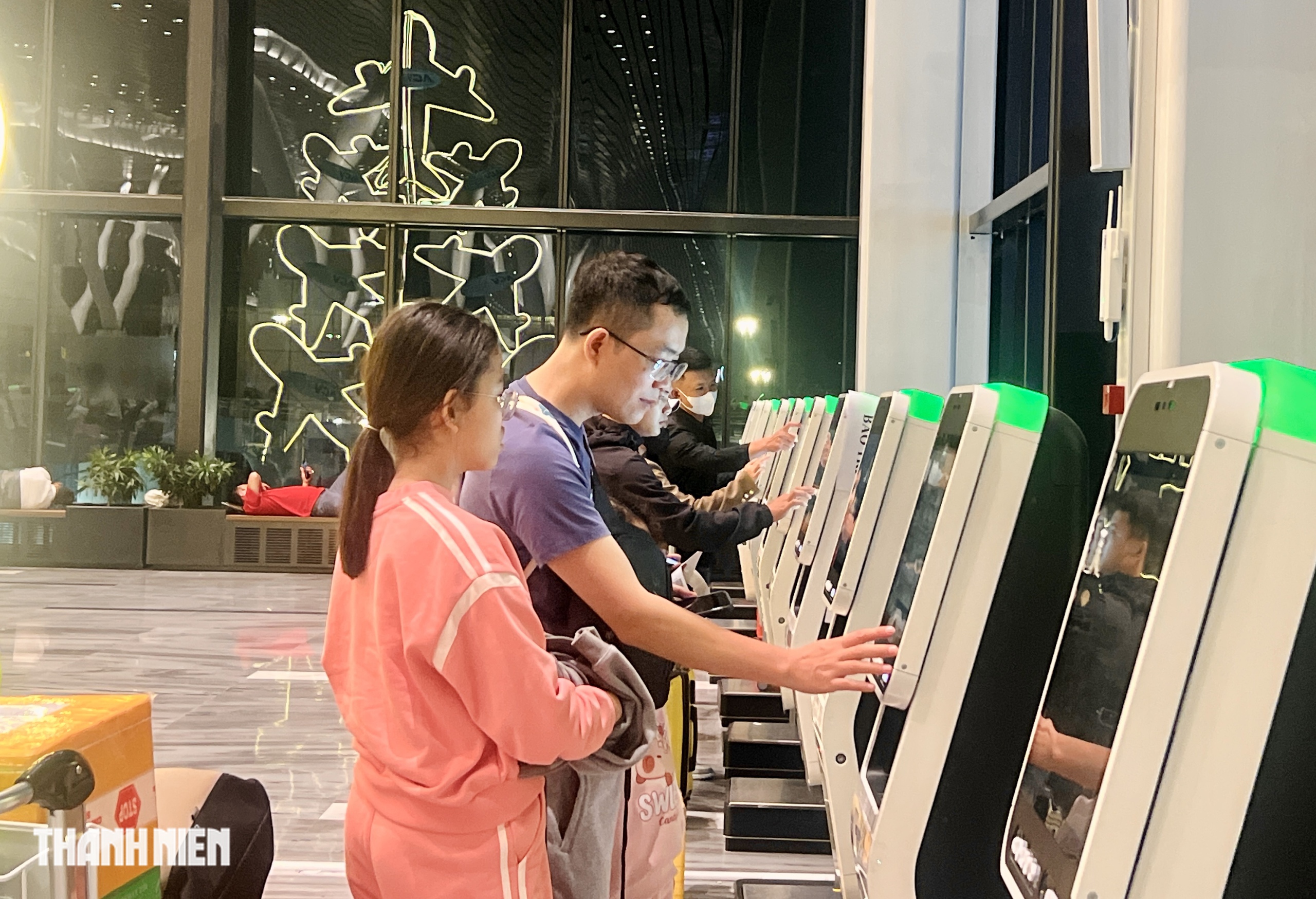 0 giờ ngày đầu nghỉ tết ở nhà ga T3: '15 phút là xong thủ tục' - Ảnh 5.