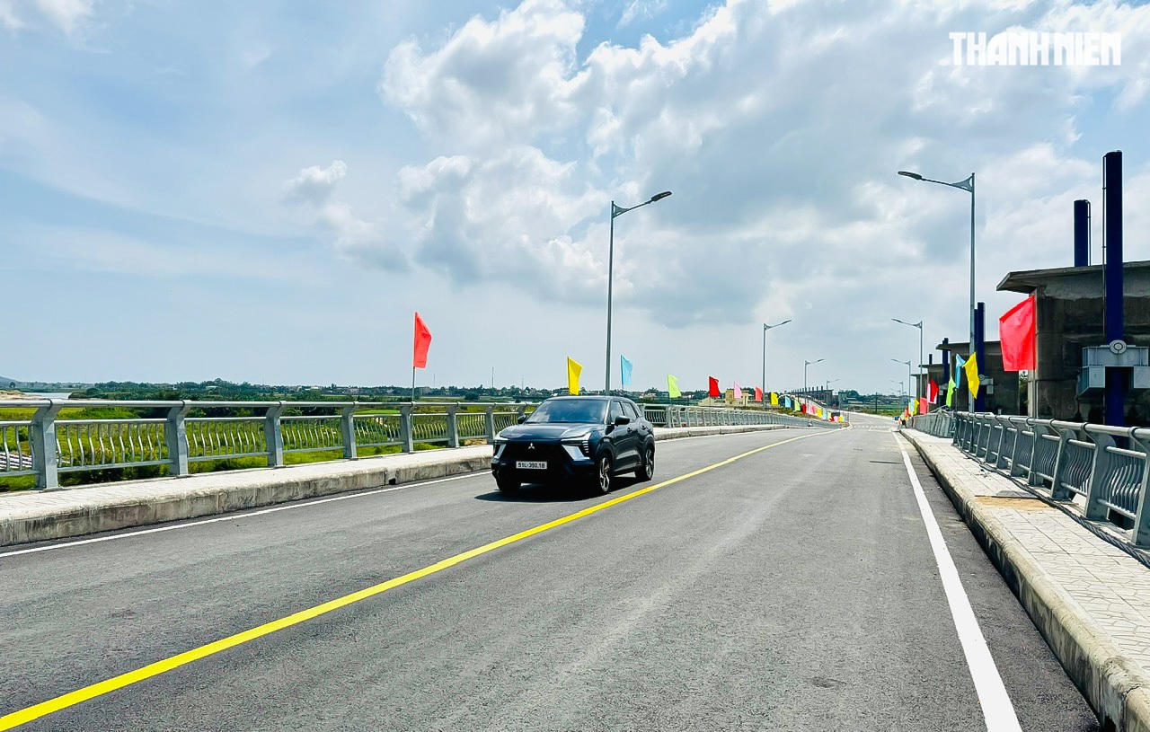 Thông xe đập dâng hạ lưu sông Trà Khúc, nối liền đôi bờ dịp tết- Ảnh 2. Thông xe đập dâng hạ lưu sông Trà Khúc, nối liền đôi bờ dịp tết- Ảnh 2.