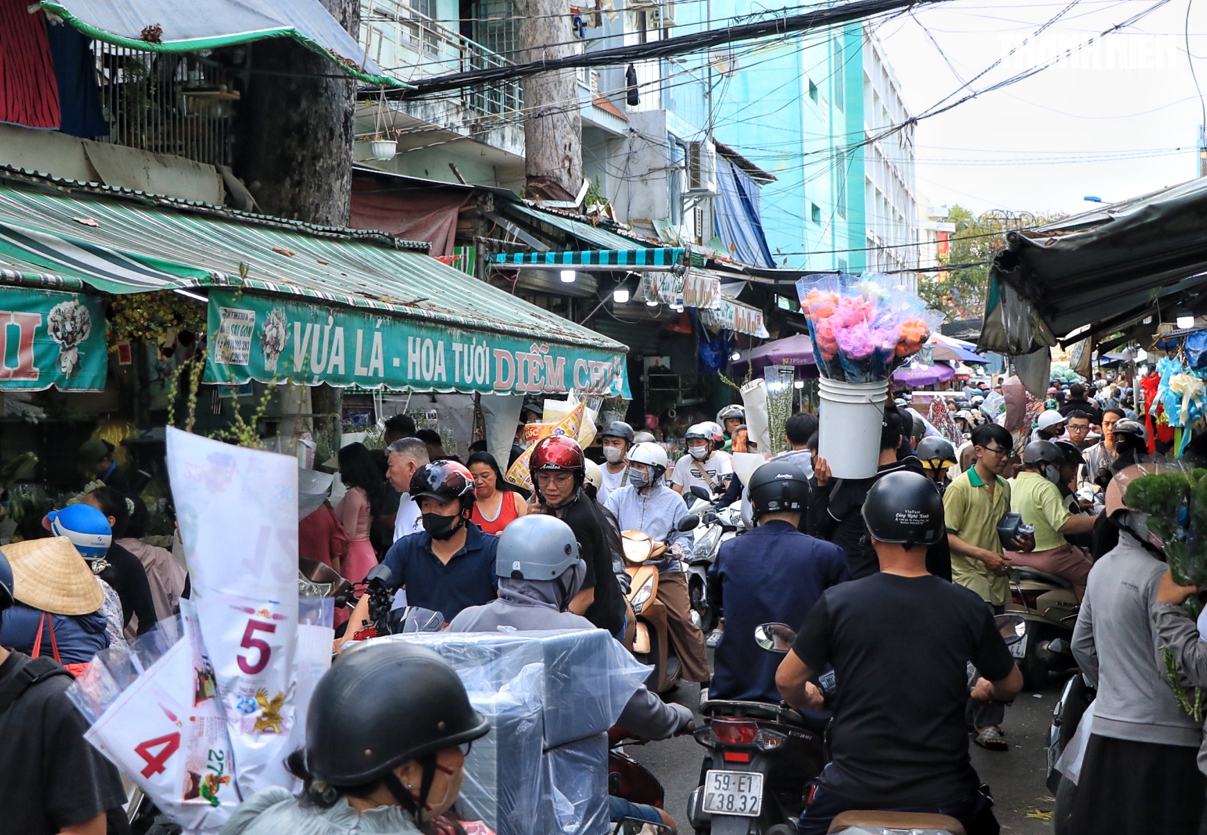 Chiều tối 26 tết: Chật k&iacute;n người đổ về chợ hoa lớn nhất TP.HCM - Ảnh 10.